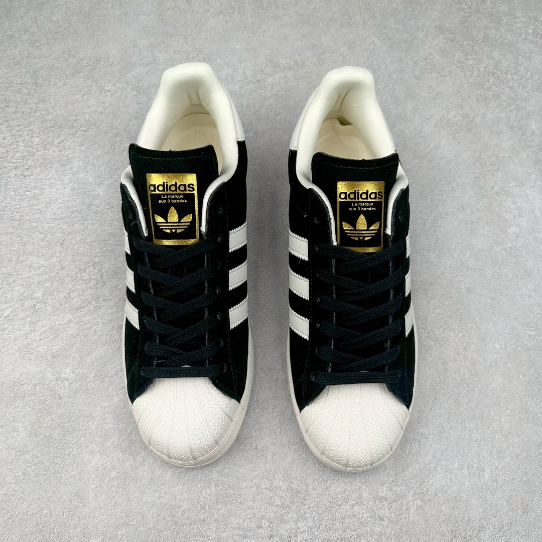 图片[2]-AD Originals Superstar 经典复古贝壳头板鞋 JH9159 诞生于1969年 是第一双将全皮面鞋 身与橡胶鞋头结合在一起的低帮篮球鞋 Superstar最开始 是作为高帮篮球鞋Pro Model的低帮版本而出现的 但因为其独特和醒目的橡胶鞋头造型而让大家熟知 被大家形象地称为\\\”shelltoe\\\”贝壳头 在70年代的美国职业篮球场上 接近3/4的NBA球员都将这双Superstar作为场上用鞋 80年代之后 经过不断的改良和发展 Superstar逐渐成为横跨时装、音乐、街头文化、休闲和运动等各大领域的时尚潮鞋 尺码：36 36.5 37 38 38.5 39 40 40.5 41 42 42.5 43 44 44.5 45-选品中心