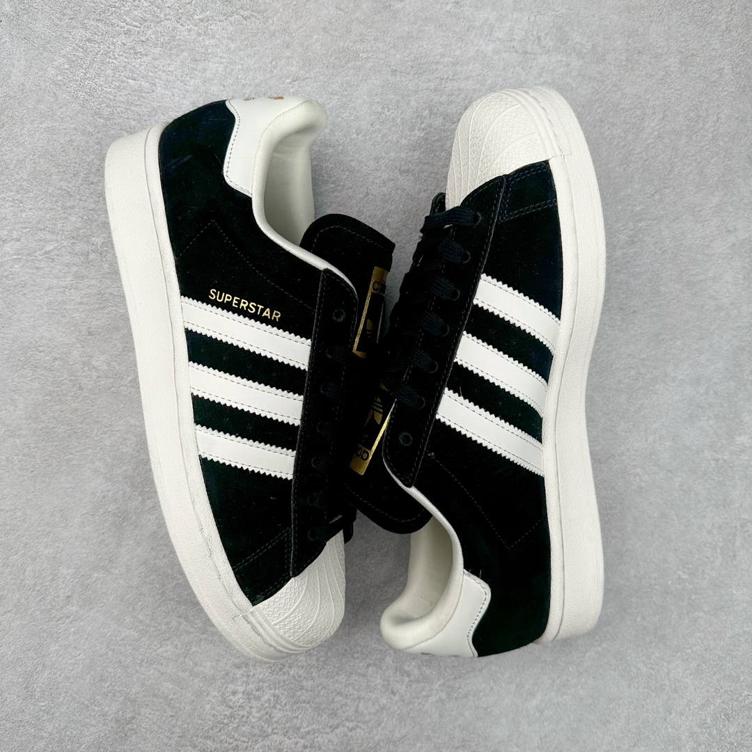 图片[3]-AD Originals Superstar 经典复古贝壳头板鞋 JH9159 诞生于1969年 是第一双将全皮面鞋 身与橡胶鞋头结合在一起的低帮篮球鞋 Superstar最开始 是作为高帮篮球鞋Pro Model的低帮版本而出现的 但因为其独特和醒目的橡胶鞋头造型而让大家熟知 被大家形象地称为\\\”shelltoe\\\”贝壳头 在70年代的美国职业篮球场上 接近3/4的NBA球员都将这双Superstar作为场上用鞋 80年代之后 经过不断的改良和发展 Superstar逐渐成为横跨时装、音乐、街头文化、休闲和运动等各大领域的时尚潮鞋 尺码：36 36.5 37 38 38.5 39 40 40.5 41 42 42.5 43 44 44.5 45-选品中心