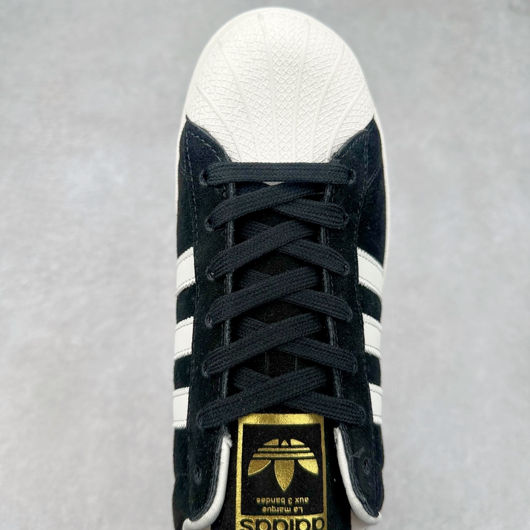 图片[4]-AD Originals Superstar 经典复古贝壳头板鞋 JH9159 诞生于1969年 是第一双将全皮面鞋 身与橡胶鞋头结合在一起的低帮篮球鞋 Superstar最开始 是作为高帮篮球鞋Pro Model的低帮版本而出现的 但因为其独特和醒目的橡胶鞋头造型而让大家熟知 被大家形象地称为\\\”shelltoe\\\”贝壳头 在70年代的美国职业篮球场上 接近3/4的NBA球员都将这双Superstar作为场上用鞋 80年代之后 经过不断的改良和发展 Superstar逐渐成为横跨时装、音乐、街头文化、休闲和运动等各大领域的时尚潮鞋 尺码：36 36.5 37 38 38.5 39 40 40.5 41 42 42.5 43 44 44.5 45-选品中心