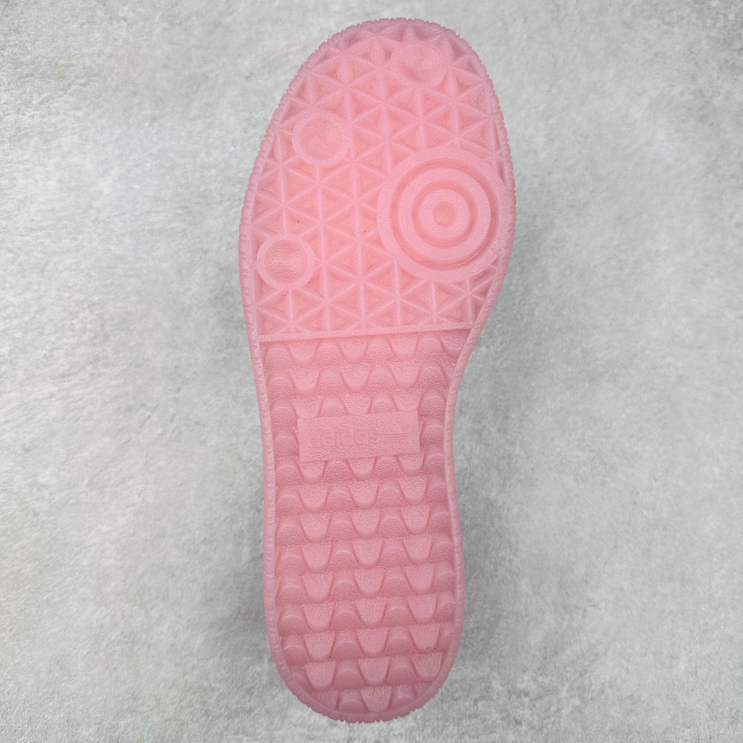 图片[9]-AD Samba XLG 桑巴舞加大厚底版系列德训风百搭松糕休闲运动板鞋生胶底 IG4450 自Originals Samba成功借势Blokecore风潮一跃成为街头巷尾的焦点鞋款后,不论是围绕Samba本身打造的各式「变种版本」,还是以Samba为蓝本打造联名鞋款,都成为了时尚潮流人士日常穿搭首选。Samba XLG是adidas Originals不断扩展XLG系列的一部分,旨在与年轻文化相契合,迎合那些希望通过个性时尚表达自我而不愿牺牲舒适度的年轻群体。街头时尚领域的Gen Z特别偏爱宽松的穿着风格。Samba XLG针对这一点做了创新。它在延续Samba OG经典设计的基础上,迎合年轻群体的穿着习惯,重塑为宽大的鞋身比例轮廓以及加厚中底,让消费者轻松展示自己独特的风格。全新的Samba XLG系列不仅迎合了当下年轻群体的穿搭习惯,加宽了鞋身比例以及将中底进一步增厚,在视觉比例上更加饱满,同时还保留了经典Samba的细节,这样一来,鞋迷朋友在穿搭上不仅能更加个性化,而且还能延续一定的复古感受。尺码：36 36⅔ 37⅓ 38 38⅔ 39⅓ 40 40⅔ 41⅓ 42 42⅔ 43⅓ 44 45-选品中心