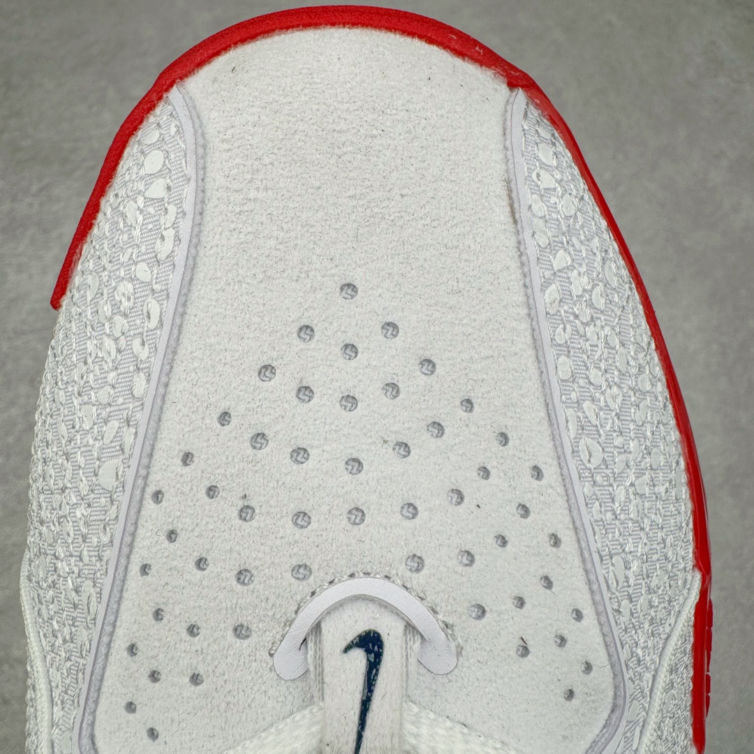 图片[13]-＃JC纯原 NK Air Zoom G.T.Cut 3.0 EP 新款实战低帮篮球鞋 白红 DV2913-103 一个月返厂/换新售后服务 支持各种实战 全套原纸板楦头开发 独家原档数据私模唯一正确8层组合大底 全新GT Cut 3.0 全掌搭载了 ZoomX 泡棉 使得整双鞋在缓震表现上可谓相当优秀 拥有着顶级科技配置的同时 颜值设计也非常可观 整体鞋型仍然保留了前低后高的设计 G.T. Cut 传统的突进极速突破的感觉 鞋头麂皮材质和 NK Flywire 飞线工艺 相对来说包裹感更好了 必备的TPU 支撑片 两侧 Swoosh 的透气孔设计 起到散热透气的作用 鞋舌采用类似跑鞋的半开叉式设计 搭配鞋带既可以提升包裹感 又降低了运动中鞋舌乱跑的可能性 鞋子内里填充相当厚实 避免掉跟 尺码：36 36.5 37.5 38 38.5 39 40 40.5 41 42 42.5 43 44 44.5 45 45.5 46 47 47.5 48.5-选品中心