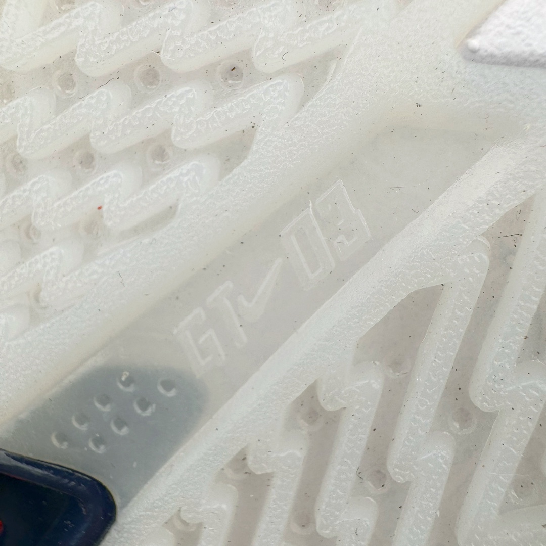 图片[19]-＃JC纯原 NK Air Zoom G.T.Cut 3.0 EP 新款实战低帮篮球鞋 白红 DV2913-103 一个月返厂/换新售后服务 支持各种实战 全套原纸板楦头开发 独家原档数据私模唯一正确8层组合大底 全新GT Cut 3.0 全掌搭载了 ZoomX 泡棉 使得整双鞋在缓震表现上可谓相当优秀 拥有着顶级科技配置的同时 颜值设计也非常可观 整体鞋型仍然保留了前低后高的设计 G.T. Cut 传统的突进极速突破的感觉 鞋头麂皮材质和 NK Flywire 飞线工艺 相对来说包裹感更好了 必备的TPU 支撑片 两侧 Swoosh 的透气孔设计 起到散热透气的作用 鞋舌采用类似跑鞋的半开叉式设计 搭配鞋带既可以提升包裹感 又降低了运动中鞋舌乱跑的可能性 鞋子内里填充相当厚实 避免掉跟 尺码：36 36.5 37.5 38 38.5 39 40 40.5 41 42 42.5 43 44 44.5 45 45.5 46 47 47.5 48.5-选品中心