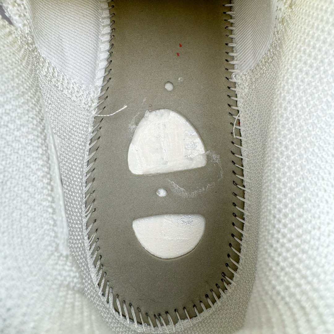 图片[10]-＃JC纯原 NK Air Zoom G.T.Cut 3.0 EP 新款实战低帮篮球鞋 白红 DV2913-103 一个月返厂/换新售后服务 支持各种实战 全套原纸板楦头开发 独家原档数据私模唯一正确8层组合大底 全新GT Cut 3.0 全掌搭载了 ZoomX 泡棉 使得整双鞋在缓震表现上可谓相当优秀 拥有着顶级科技配置的同时 颜值设计也非常可观 整体鞋型仍然保留了前低后高的设计 G.T. Cut 传统的突进极速突破的感觉 鞋头麂皮材质和 NK Flywire 飞线工艺 相对来说包裹感更好了 必备的TPU 支撑片 两侧 Swoosh 的透气孔设计 起到散热透气的作用 鞋舌采用类似跑鞋的半开叉式设计 搭配鞋带既可以提升包裹感 又降低了运动中鞋舌乱跑的可能性 鞋子内里填充相当厚实 避免掉跟 尺码：36 36.5 37.5 38 38.5 39 40 40.5 41 42 42.5 43 44 44.5 45 45.5 46 47 47.5 48.5-选品中心