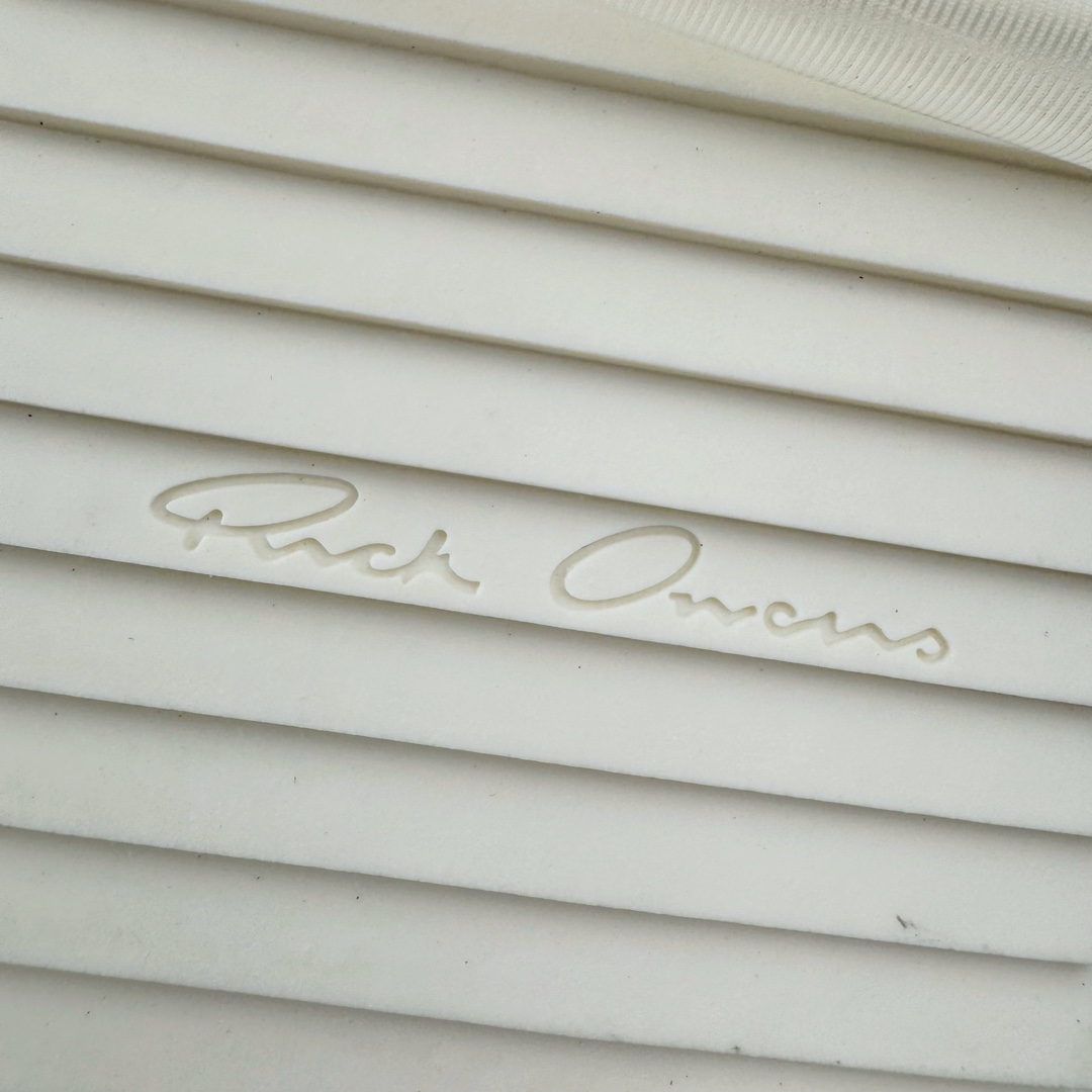 图片[17]-＃DG纯原 Rick Owens Drkshdw 瑞克·欧文斯皮面倒三角高帮时尚厚底运动板鞋 黑白 二级市场已经7K以上 平台客户随意卖四位数 RO广东原厂出品 纯原天花板 原版一比一复刻 冲正绝不翻车 还原度达到百分之98以上 原楦开发纸版版型 ZP拆解原版1：1复模裁片纸版 力求做到0错位 这样才能达到和zp一致的鞋型味道 采用进口cnc数控机床开发对版独家tpu奶香大底 区别于市场所有版本 zp同源全头层粒面小牛皮 达到和zp一致手感 原厂进口细纹布 万邦订购原厂高弹粉红色海绵 内里搭配软质细腻羊皮 TPU高密度大底 软硬度透光度高已经测试和原版一致 尺码：36 37 38 39 40 41 42 43 44 45 46-选品中心