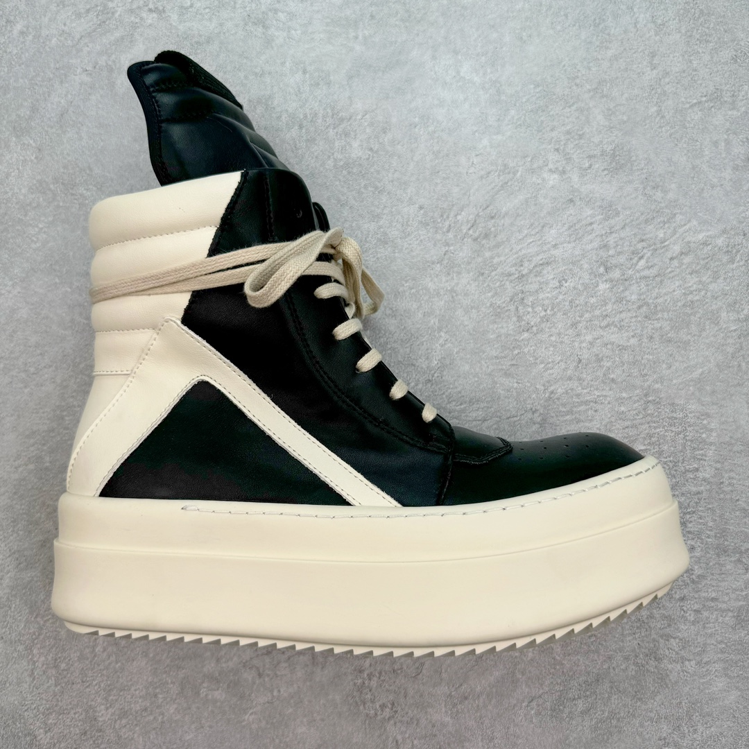 ＃DG纯原 Rick Owens Drkshdw 瑞克·欧文斯皮面倒三角高帮时尚厚底运动板鞋 黑白 二级市场已经7K以上 平台客户随意卖四位数 RO广东原厂出品 纯原天花板 原版一比一复刻 冲正绝不翻车 还原度达到百分之98以上 原楦开发纸版版型 ZP拆解原版1：1复模裁片纸版 力求做到0错位 这样才能达到和zp一致的鞋型味道 采用进口cnc数控机床开发对版独家tpu奶香大底 区别于市场所有版本 zp同源全头层粒面小牛皮 达到和zp一致手感 原厂进口细纹布 万邦订购原厂高弹粉红色海绵 内里搭配软质细腻羊皮 TPU高密度大底 软硬度透光度高已经测试和原版一致 尺码：36 37 38 39 40 41 42 43 44 45 46-选品中心