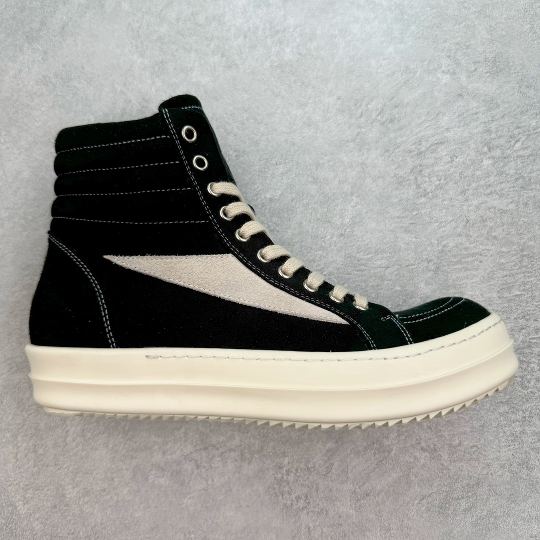 ＃DG纯原 Rick Owens Drkshdw 瑞克·欧文斯皮面高帮时尚运动板鞋 黑白 二级市场已经7K以上 平台客户随意卖四位数 RO广东原厂出品 纯原天花板 原版一比一复刻 冲正绝不翻车 还原度达到百分之98以上 原楦开发纸版版型 ZP拆解原版1：1复模裁片纸版 力求做到0错位 这样才能达到和zp一致的鞋型味道 采用进口cnc数控机床开发对版独家tpu奶香大底 区别于市场所有版本 zp同源全头层粒面小牛皮 达到和zp一致手感 原厂进口细纹布 万邦订购原厂高弹粉红色海绵 内里搭配软质细腻羊皮 TPU高密度大底 软硬度透光度高已经测试和原版一致 尺码：36 37 38 39 40 41 42 43 44 45 46-选品中心