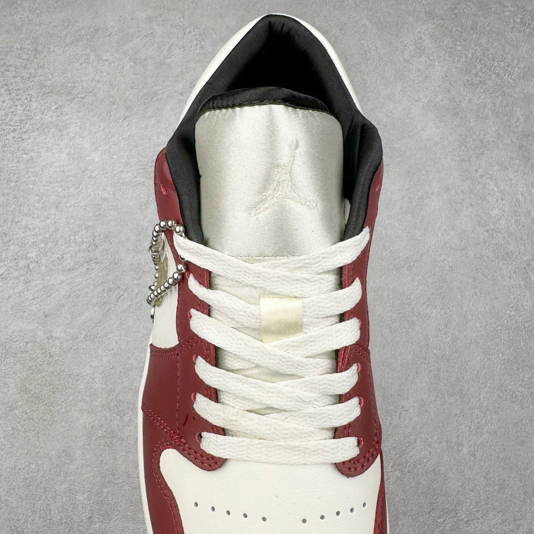 图片[5]-＃超强套现福利 Air Jordan AJ1 Low 低帮系列 品质全新升级 七十多色陆续出货 知名大厂出品 工厂配套商长期套现 正常出厂触碰不到的单价 百分百全新货品 零氧化发霉 给足利润空间操作 超乎所想的高性价比 原装楦头纸板开发 完美鞋型 超高清洁度 鞋型不臃肿别扭 原厂内置全掌气垫 A模大底 鞋舌AJ原厂专用牛津布 AJ专用反口珍珠布 原厂无杂质高弹内里海棉 特殊封边弹力鞋带 原鞋开模 拒绝公底 购置公司同步原材料 都有细节原汁原味 忠于原版 尺码：36 36.5 37.5 38 38.5 39 40 40.5 41 42 42.5 43 44 44.5 45 46 47.5-选品中心