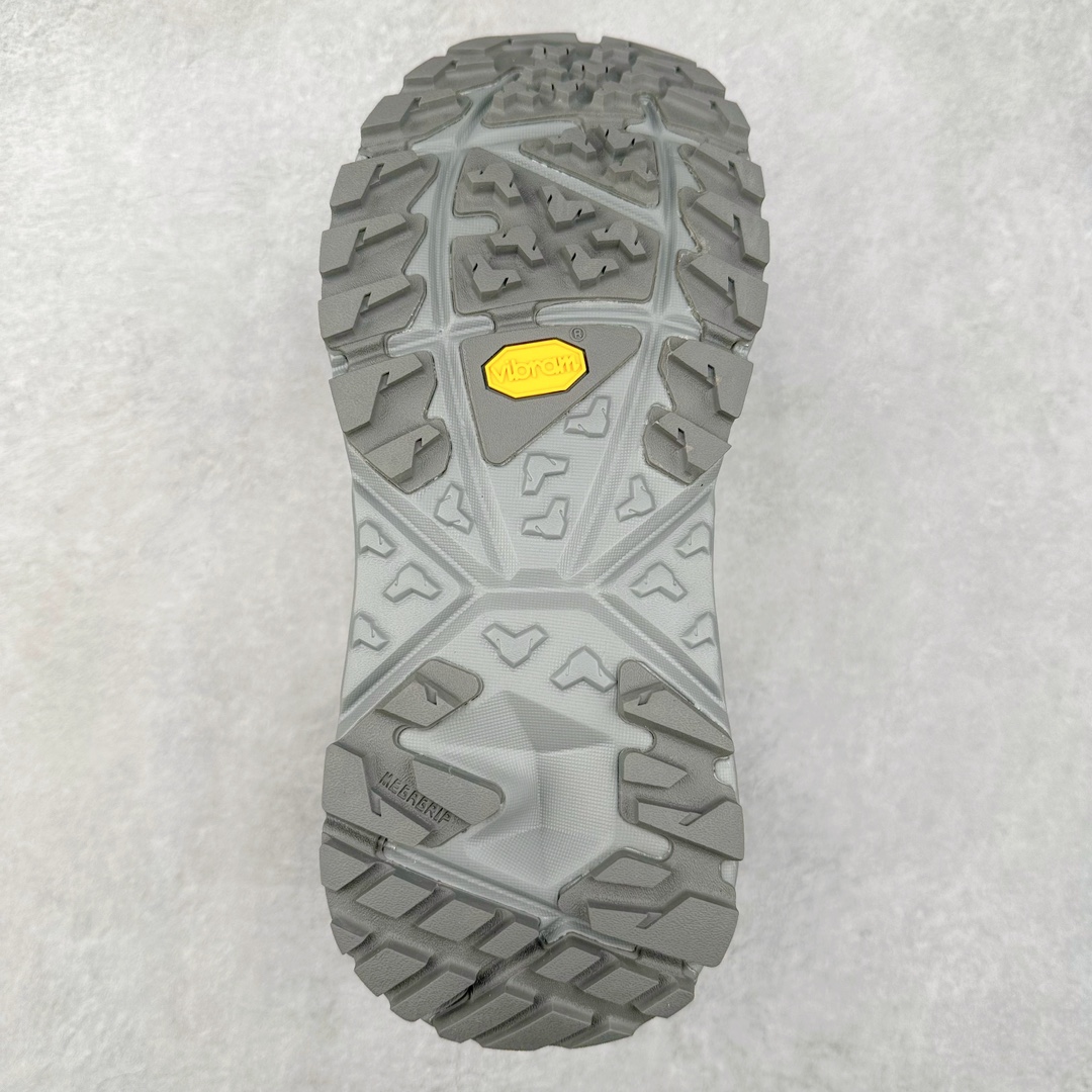 图片[9]-HOKA One One M KSY KAHA GTX Low 卡哈高帮系列厚底轻量坦克军靴户外登山运动鞋 正品代工厂版#原楦数据开发版型 采用磨砂牛剖革鞋面材质 轻量化材料Fresh Foam超轻量中底 复古老爹厚底旅游鞋火了 最潮户外鞋 2009年由法籍超马跑者 Nicolas Mermoud 及 Jean-Luc Diard 成立的运动鞋品牌 HOKA ONE ONE 最让人印象深刻超级厚的鞋底 看起来很重但实际上非常轻盈 轻量厚底的鞋底反而能够给跑者更稳定的缓震效果 在跑界相当有名 也陆续出了登山鞋、徒步鞋、慢跑鞋几种专门鞋款 HOKA ONE ONE 鞋款颜色大多设计萤光或鲜艳色系 搭配上超大的Logo 虽然好穿好走好跑又轻 但称不上时髦 尺码：36 36.5 37.5 38 38.5 39 40 40.5 41 42 42.5 43 44 44.5 45-选品中心