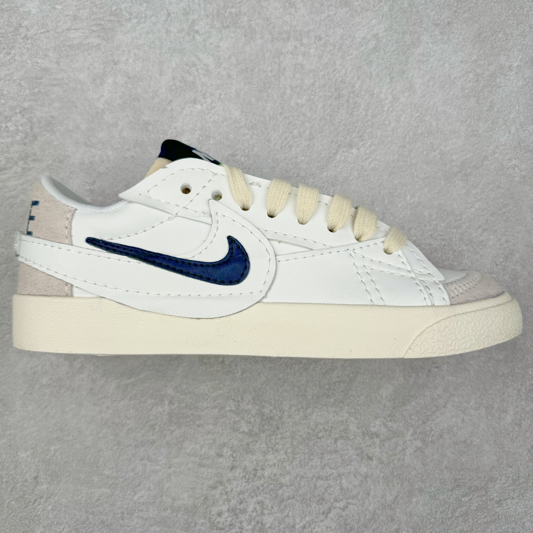 ＃特价福利 NK Blazer Low \'77 Jumbo 开拓者大钩 DQ1470 焕新升级经典 Blazer 鞋款 大号 Swoosh 突出新时代更加张扬的潮流感 对经典的又一次改良升级 大号 Swoosh 设计结合宽大鞋带 符合当下潮流意趣 橡胶外底融入凸起人字形底纹增添几分户外感觉 尺码：36 36.5 37.5 38 38.5 39 40 40.5 41 42 42.5 43 44 44.5 45-选品中心