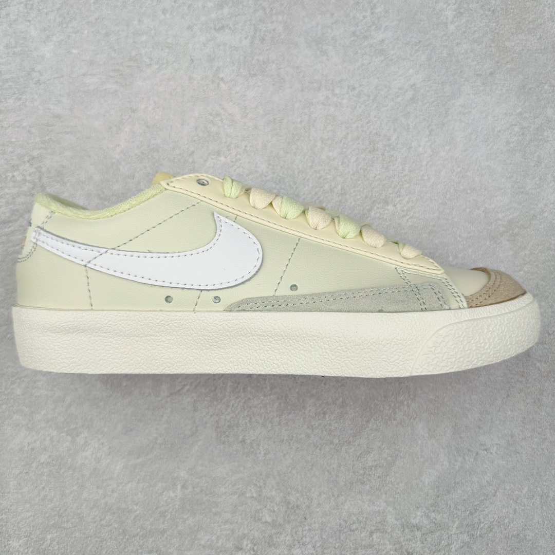 图片[2]-＃特价福利 NK Blazer Low \’77 Jumbo 开拓者大钩 DQ1470 焕新升级经典 Blazer 鞋款 大号 Swoosh 突出新时代更加张扬的潮流感 对经典的又一次改良升级 大号 Swoosh 设计结合宽大鞋带 符合当下潮流意趣 橡胶外底融入凸起人字形底纹增添几分户外感觉 尺码：36 36.5 37.5 38 38.5 39 40 40.5 41 42 42.5 43 44 44.5 45-选品中心