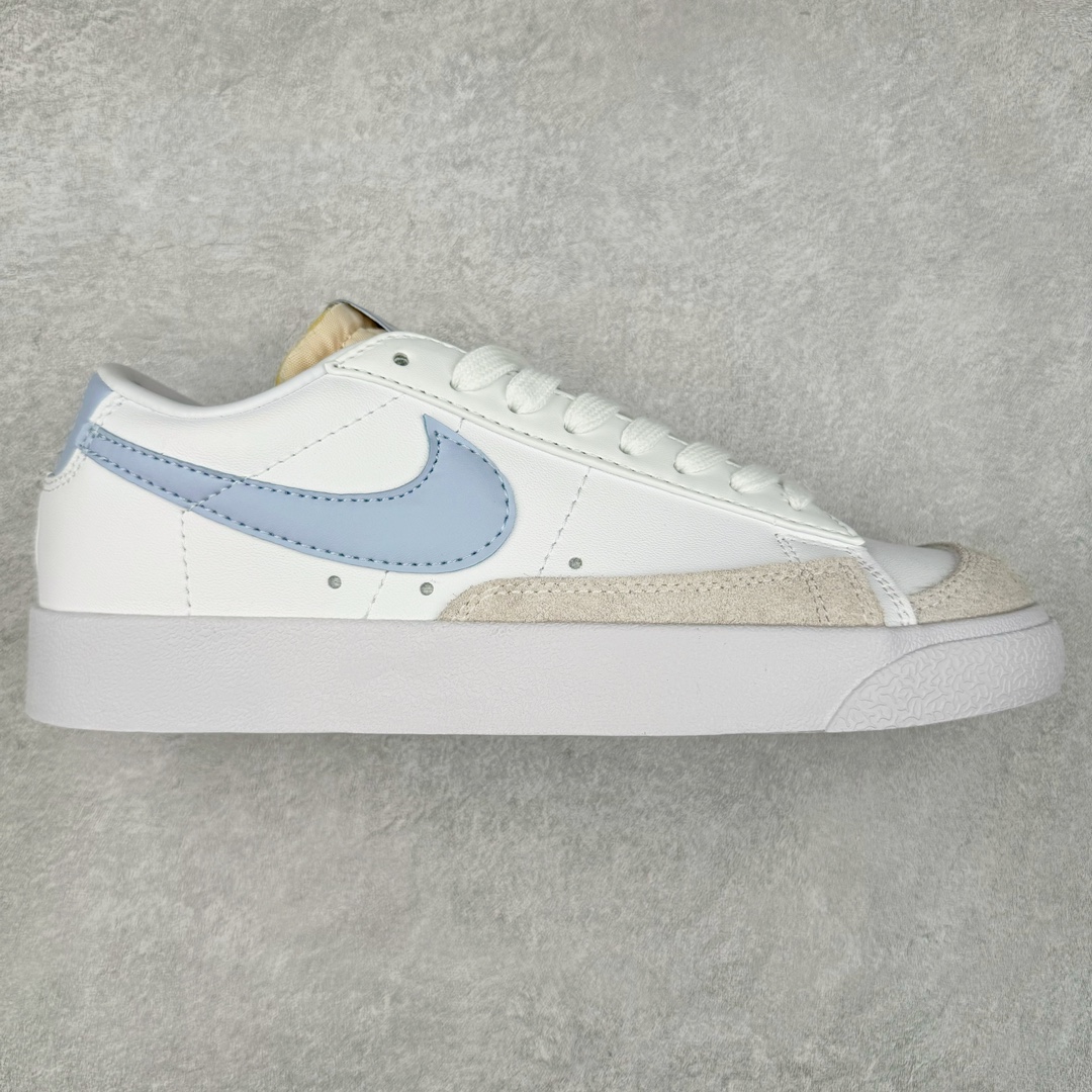 图片[4]-＃特价福利 NK Blazer Low \’77 Jumbo 开拓者大钩 DQ1470 焕新升级经典 Blazer 鞋款 大号 Swoosh 突出新时代更加张扬的潮流感 对经典的又一次改良升级 大号 Swoosh 设计结合宽大鞋带 符合当下潮流意趣 橡胶外底融入凸起人字形底纹增添几分户外感觉 尺码：36 36.5 37.5 38 38.5 39 40 40.5 41 42 42.5 43 44 44.5 45-选品中心