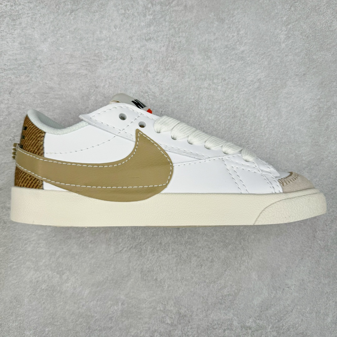 图片[8]-＃特价福利 NK Blazer Low \’77 Jumbo 开拓者大钩 DQ1470 焕新升级经典 Blazer 鞋款 大号 Swoosh 突出新时代更加张扬的潮流感 对经典的又一次改良升级 大号 Swoosh 设计结合宽大鞋带 符合当下潮流意趣 橡胶外底融入凸起人字形底纹增添几分户外感觉 尺码：36 36.5 37.5 38 38.5 39 40 40.5 41 42 42.5 43 44 44.5 45-选品中心