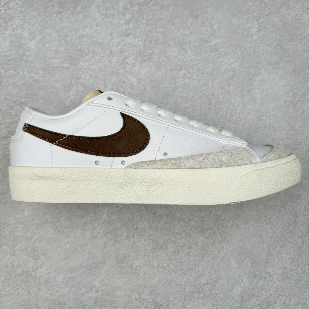 图片[7]-＃特价福利 NK Blazer Low \’77 Jumbo 开拓者大钩 DQ1470 焕新升级经典 Blazer 鞋款 大号 Swoosh 突出新时代更加张扬的潮流感 对经典的又一次改良升级 大号 Swoosh 设计结合宽大鞋带 符合当下潮流意趣 橡胶外底融入凸起人字形底纹增添几分户外感觉 尺码：36 36.5 37.5 38 38.5 39 40 40.5 41 42 42.5 43 44 44.5 45-选品中心