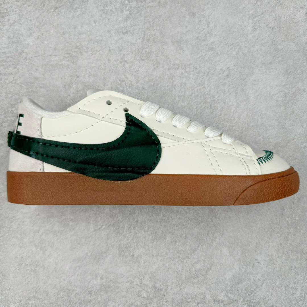 图片[5]-＃特价福利 NK Blazer Low \’77 Jumbo 开拓者大钩 DQ1470 焕新升级经典 Blazer 鞋款 大号 Swoosh 突出新时代更加张扬的潮流感 对经典的又一次改良升级 大号 Swoosh 设计结合宽大鞋带 符合当下潮流意趣 橡胶外底融入凸起人字形底纹增添几分户外感觉 尺码：36 36.5 37.5 38 38.5 39 40 40.5 41 42 42.5 43 44 44.5 45-选品中心