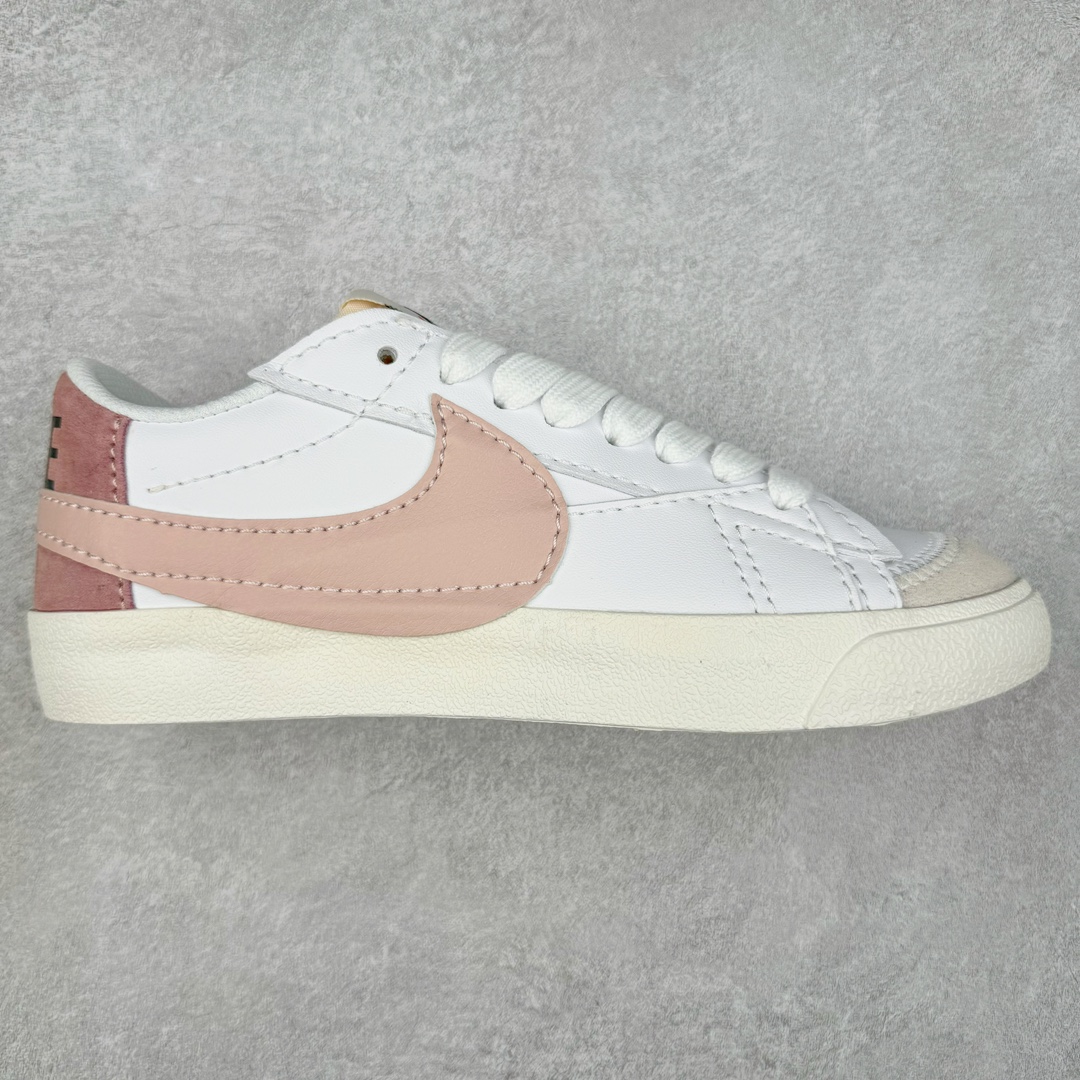 ＃特价福利 NK Blazer Low \’77 Jumbo 开拓者大钩 DQ1470 焕新升级经典 Blazer 鞋款 大号 Swoosh 突出新时代更加张扬的潮流感 对经典的又一次改良升级 大号 Swoosh 设计结合宽大鞋带 符合当下潮流意趣 橡胶外底融入凸起人字形底纹增添几分户外感觉 尺码：36 36.5 37.5 38 38.5 39 40 40.5 41 42 42.5 43 44 44.5 45-选品中心
