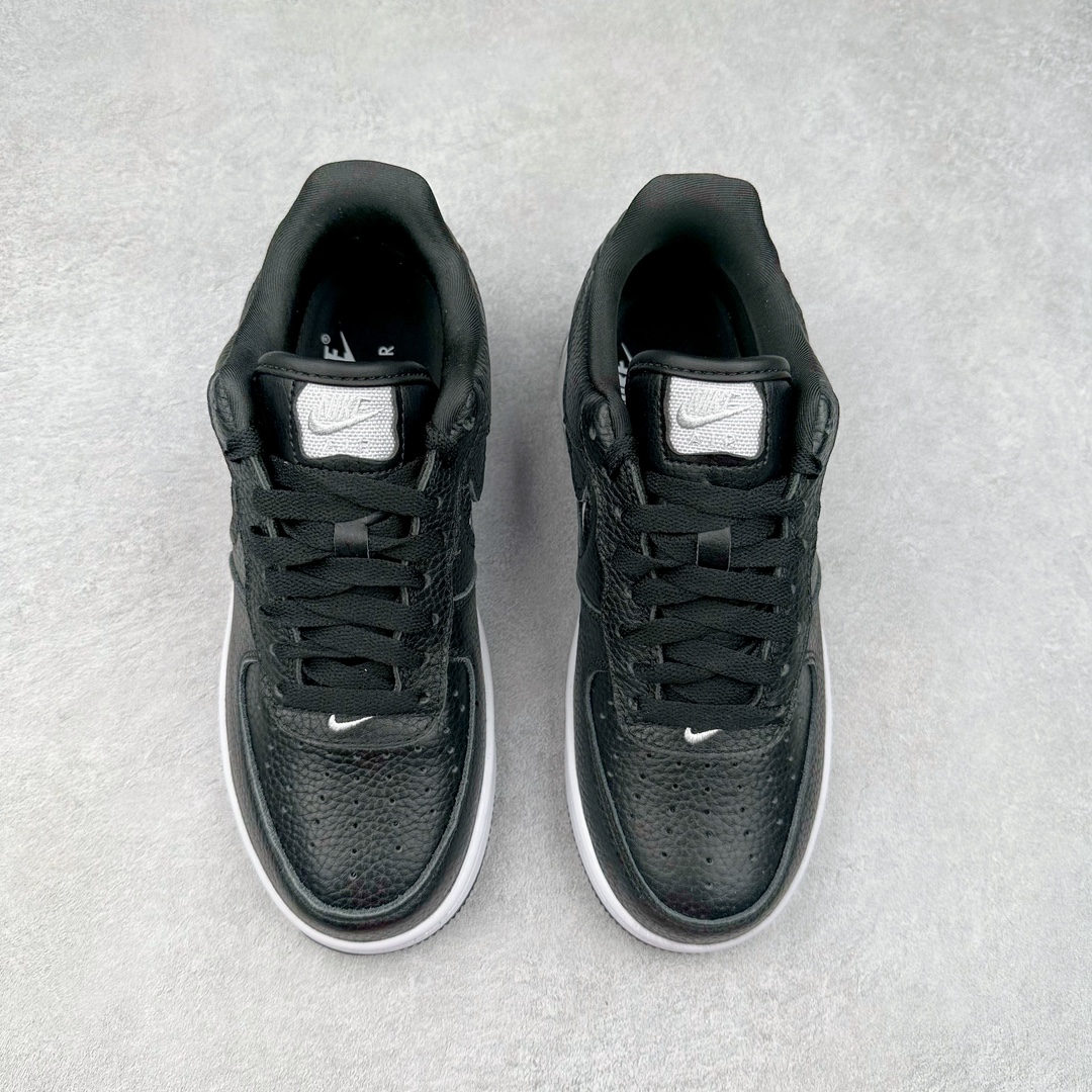 图片[2]-NK Air Force 1 Low EVO 空军一号气垫休闲板鞋 HF3630-208 采用镂空细节设计 凸显耐克勾标志 外底搭载全掌型 Nike Air 缓震配置 焕新演绎 Air Force 1 鞋款 设计采用白色荔枝纹皮革质材 巧搭网布点缀两侧 Swoosh 和后跟 最后以白色橡胶大底 致敬经典 特别搭载全掌型 Nike Air 缓震中底 经典 80 年代结构搭配醒目细节 让你在球场内外都能时尚有型 尺码：36 36.5 37.5 38 38.5 39 40 40.5 41 42 42.5 43 44 44.5 45-选品中心