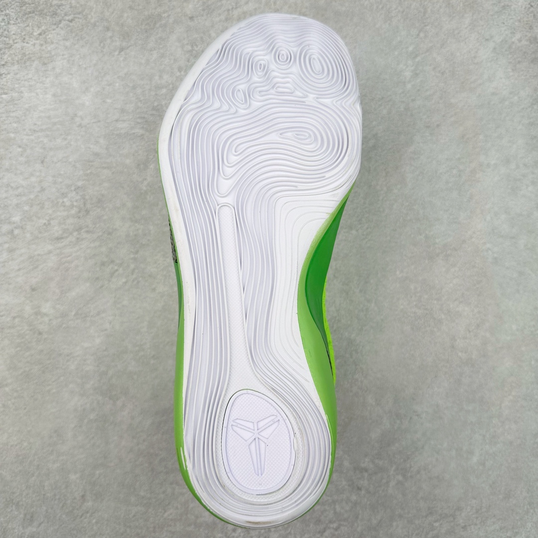 图片[9]-NK Kobe 9 Elite Protro 科比九代精英款低帮实战篮球鞋 FZ7334-100 设计灵感中与以往几代的耐克 ZOOM KOBE 系列一样，加入了签名，密码，碳板这些元素，在表达它的主人身份的同时，也显示了自己的与众不同。鞋后跟的九条红色代表的则是科比接受跟腱修复手术后的伤疤，象征了科比坚韧的赛场性格。此外，耐克Kobe 9 Elite也用到了耐克最新的 Flyknit科技，在使 耐克Kobe 9 Elite更加轻盈的同时，也变得更有支撑性与耐用性。鞋身两侧以及经常弯折的区域采用的则是更紧密的连接方式。看似夸张的超高帮设计并不会在实战中影响脚的感受，其完美的包裹性并没有降低耐克Kobe 9 Elite本身的灵活性。再夸张的动作，鞋面都会紧紧包裹脚部，丝毫不会影响发挥。尺码：40 40.5 41 42 42.5 43 44 44.5 45 46-选品中心