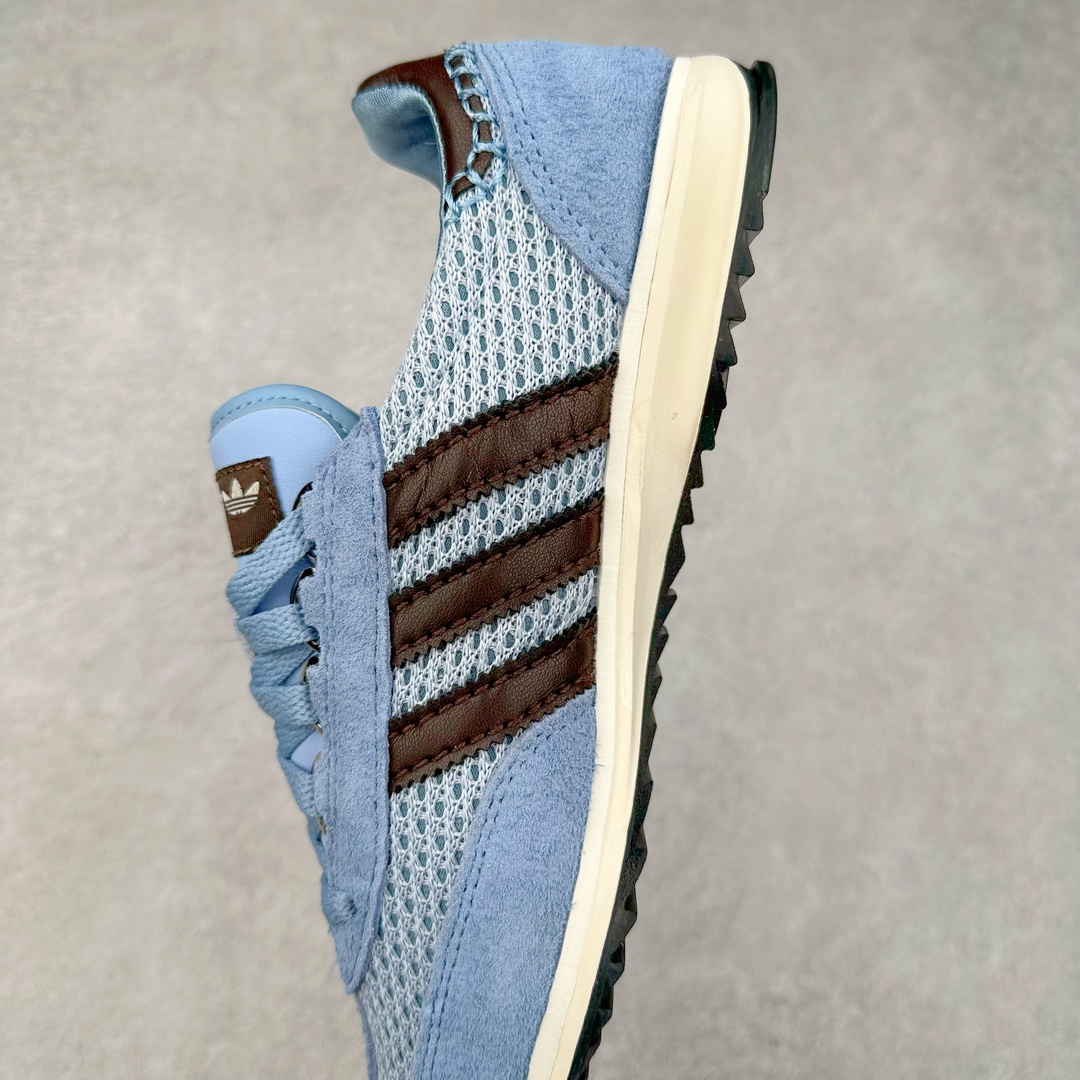 图片[7]-Wales Bonner X adidas Originals SL76 联名蓝色 IH3262 Wales Bonner 与 adidas Originals 的联乘系列再次掀起时尚热潮，而其中的 SL76 鞋款更是成为了焦点。相比无鞋盖的Samba，SL76更能俘获我的青睐 这款鞋不仅是对1972年慕尼黑奥运会上经典跑鞋SL72的致敬，更是将怀旧风情与现代设计完美融合。修长的鞋型、针织网层鞋身与绒面板料的交汇，都展现了其精湛的工艺与独特品味。皮革材质的标志三条杠点缀与中底一抹白色腰线，更是为其增添了几分复古奢华的气息。D形环扣的巧妙设计，为鞋带增添了趣味性，同时也提升了鞋款的实用性。鞋底采用EVA材质，不仅增加了鞋款的高度，还提供了更好的缓震性能。齿纹橡胶外底则保证了鞋款的抓地力和耐磨性，让穿着者在运动时更加稳定、安全。尺码：36 36.5 37.5 38 38.5 39 40 40.5 41 42 42.5 43 44 44.5 45-选品中心