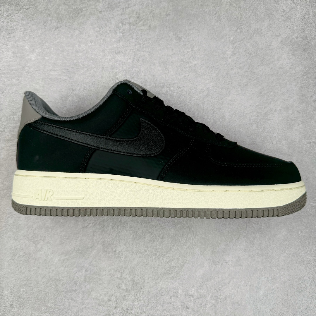 NK Air Force 1´07 Low 空军一号低帮百搭休闲运动板鞋 FZ5235-001 柔软、弹性十足的缓震性能和出色的中底设计 横跨复古与现代的外型结合 造就出风靡全球 三十多年的Force 1 直到今天还深受青睐 尺码:36 36.5 37.5 38 38.5 39 40 40.5 41 42 42.5 43 44 44.5 45-选品中心