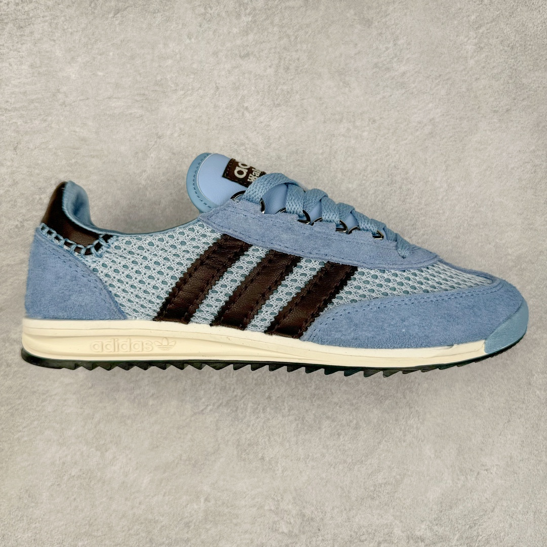Wales Bonner X adidas Originals SL76 联名蓝色 IH3262 Wales Bonner 与 adidas Originals 的联乘系列再次掀起时尚热潮，而其中的 SL76 鞋款更是成为了焦点。相比无鞋盖的Samba，SL76更能俘获我的青睐 这款鞋不仅是对1972年慕尼黑奥运会上经典跑鞋SL72的致敬，更是将怀旧风情与现代设计完美融合。修长的鞋型、针织网层鞋身与绒面板料的交汇，都展现了其精湛的工艺与独特品味。皮革材质的标志三条杠点缀与中底一抹白色腰线，更是为其增添了几分复古奢华的气息。D形环扣的巧妙设计，为鞋带增添了趣味性，同时也提升了鞋款的实用性。鞋底采用EVA材质，不仅增加了鞋款的高度，还提供了更好的缓震性能。齿纹橡胶外底则保证了鞋款的抓地力和耐磨性，让穿着者在运动时更加稳定、安全。尺码：36 36.5 37.5 38 38.5 39 40 40.5 41 42 42.5 43 44 44.5 45-选品中心