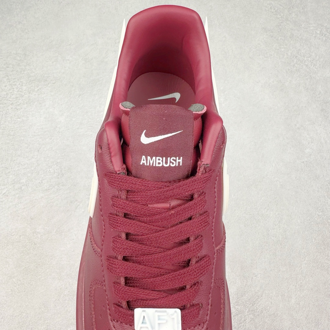 图片[5]-AMBUSH x NK Air Force 1 Low 空军一号宽底版系列低帮百搭休闲运动板鞋 联名大钩 DV3464-108 在 Yoon Ahn 的职权范围内 AMBUSH 已经确立了自己在日本街头服饰生态系统中的主要地位 同时通过 Air Adjust Force 和一系列 Dunks 的合作帮助 他们最近在美国的东亚印记显着扩大 预计将在这个假期首次亮相 该品牌现在将其人才带入 Air Force 1，这是这两个群体年轻的四年关系中的第一次 除了之前看到的“白/黑”AF1 后者的结构始终采用优质工具 鞋面采用高端滚纹皮革 而 AMBUSH 品牌的鞋跟夹和加长的摩托车尾管 Swooshes 为下面所示的包覆设计注入了个性 相对于标志性的“三重黑”美学 深黑色产品享有上述色调的完全色调处理 除了它的中足格纹和上鞋舌品牌 它用清爽的白色细节和镀铬杜布拉斯照亮了漆黑的整体 “皇家蓝”锚定了从鞋垫到第二套服装不间断鞋底单元的所有东西 而与上述相同的装饰 – 包括鞋跟标签 – 以名义上的黄色阴影结束 尺码：36 36.5 37.5 38 38.5 39 40 40.5 41 42 42.5 43 44 44.5 45-选品中心