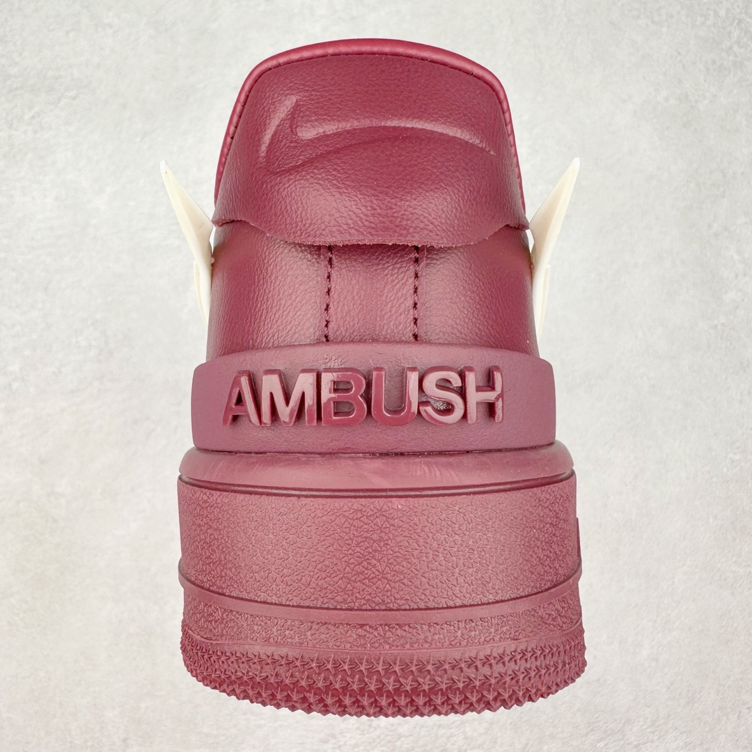 图片[8]-AMBUSH x NK Air Force 1 Low 空军一号宽底版系列低帮百搭休闲运动板鞋 联名大钩 DV3464-108 在 Yoon Ahn 的职权范围内 AMBUSH 已经确立了自己在日本街头服饰生态系统中的主要地位 同时通过 Air Adjust Force 和一系列 Dunks 的合作帮助 他们最近在美国的东亚印记显着扩大 预计将在这个假期首次亮相 该品牌现在将其人才带入 Air Force 1，这是这两个群体年轻的四年关系中的第一次 除了之前看到的“白/黑”AF1 后者的结构始终采用优质工具 鞋面采用高端滚纹皮革 而 AMBUSH 品牌的鞋跟夹和加长的摩托车尾管 Swooshes 为下面所示的包覆设计注入了个性 相对于标志性的“三重黑”美学 深黑色产品享有上述色调的完全色调处理 除了它的中足格纹和上鞋舌品牌 它用清爽的白色细节和镀铬杜布拉斯照亮了漆黑的整体 “皇家蓝”锚定了从鞋垫到第二套服装不间断鞋底单元的所有东西 而与上述相同的装饰 – 包括鞋跟标签 – 以名义上的黄色阴影结束 尺码：36 36.5 37.5 38 38.5 39 40 40.5 41 42 42.5 43 44 44.5 45-选品中心
