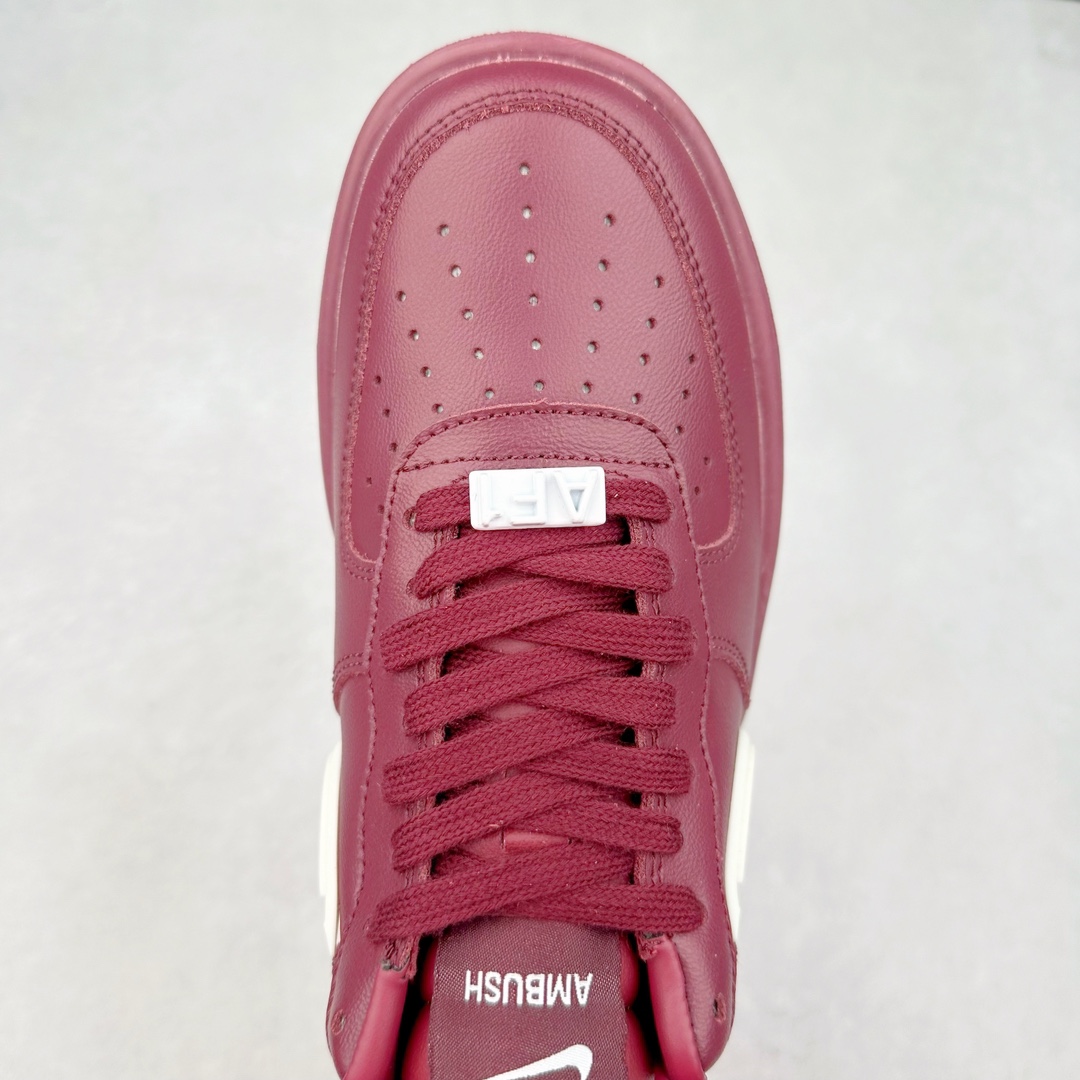 图片[4]-AMBUSH x NK Air Force 1 Low 空军一号宽底版系列低帮百搭休闲运动板鞋 联名大钩 DV3464-108 在 Yoon Ahn 的职权范围内 AMBUSH 已经确立了自己在日本街头服饰生态系统中的主要地位 同时通过 Air Adjust Force 和一系列 Dunks 的合作帮助 他们最近在美国的东亚印记显着扩大 预计将在这个假期首次亮相 该品牌现在将其人才带入 Air Force 1，这是这两个群体年轻的四年关系中的第一次 除了之前看到的“白/黑”AF1 后者的结构始终采用优质工具 鞋面采用高端滚纹皮革 而 AMBUSH 品牌的鞋跟夹和加长的摩托车尾管 Swooshes 为下面所示的包覆设计注入了个性 相对于标志性的“三重黑”美学 深黑色产品享有上述色调的完全色调处理 除了它的中足格纹和上鞋舌品牌 它用清爽的白色细节和镀铬杜布拉斯照亮了漆黑的整体 “皇家蓝”锚定了从鞋垫到第二套服装不间断鞋底单元的所有东西 而与上述相同的装饰 – 包括鞋跟标签 – 以名义上的黄色阴影结束 尺码：36 36.5 37.5 38 38.5 39 40 40.5 41 42 42.5 43 44 44.5 45-选品中心