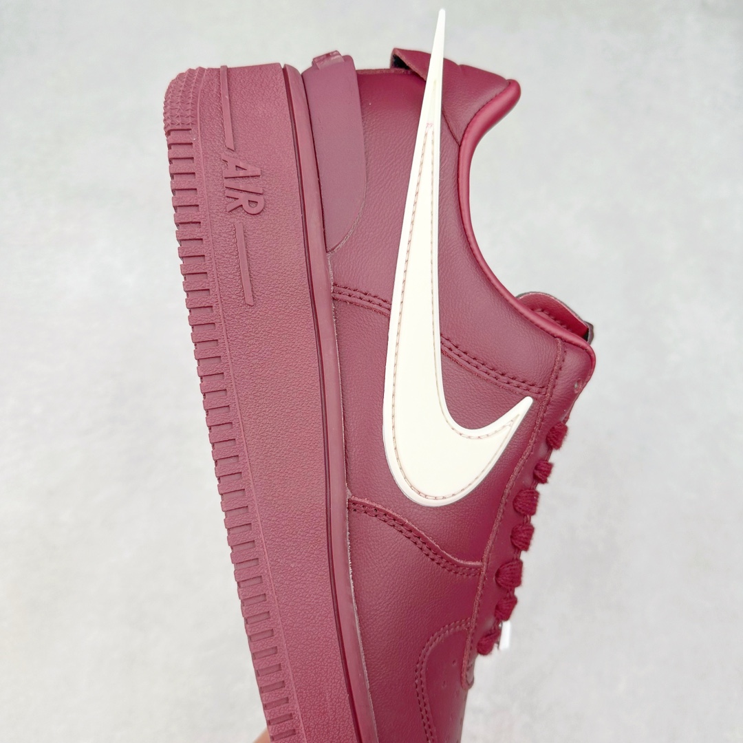 图片[6]-AMBUSH x NK Air Force 1 Low 空军一号宽底版系列低帮百搭休闲运动板鞋 联名大钩 DV3464-108 在 Yoon Ahn 的职权范围内 AMBUSH 已经确立了自己在日本街头服饰生态系统中的主要地位 同时通过 Air Adjust Force 和一系列 Dunks 的合作帮助 他们最近在美国的东亚印记显着扩大 预计将在这个假期首次亮相 该品牌现在将其人才带入 Air Force 1，这是这两个群体年轻的四年关系中的第一次 除了之前看到的“白/黑”AF1 后者的结构始终采用优质工具 鞋面采用高端滚纹皮革 而 AMBUSH 品牌的鞋跟夹和加长的摩托车尾管 Swooshes 为下面所示的包覆设计注入了个性 相对于标志性的“三重黑”美学 深黑色产品享有上述色调的完全色调处理 除了它的中足格纹和上鞋舌品牌 它用清爽的白色细节和镀铬杜布拉斯照亮了漆黑的整体 “皇家蓝”锚定了从鞋垫到第二套服装不间断鞋底单元的所有东西 而与上述相同的装饰 – 包括鞋跟标签 – 以名义上的黄色阴影结束 尺码：36 36.5 37.5 38 38.5 39 40 40.5 41 42 42.5 43 44 44.5 45-选品中心