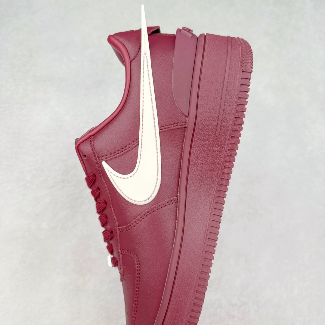 图片[7]-AMBUSH x NK Air Force 1 Low 空军一号宽底版系列低帮百搭休闲运动板鞋 联名大钩 DV3464-108 在 Yoon Ahn 的职权范围内 AMBUSH 已经确立了自己在日本街头服饰生态系统中的主要地位 同时通过 Air Adjust Force 和一系列 Dunks 的合作帮助 他们最近在美国的东亚印记显着扩大 预计将在这个假期首次亮相 该品牌现在将其人才带入 Air Force 1，这是这两个群体年轻的四年关系中的第一次 除了之前看到的“白/黑”AF1 后者的结构始终采用优质工具 鞋面采用高端滚纹皮革 而 AMBUSH 品牌的鞋跟夹和加长的摩托车尾管 Swooshes 为下面所示的包覆设计注入了个性 相对于标志性的“三重黑”美学 深黑色产品享有上述色调的完全色调处理 除了它的中足格纹和上鞋舌品牌 它用清爽的白色细节和镀铬杜布拉斯照亮了漆黑的整体 “皇家蓝”锚定了从鞋垫到第二套服装不间断鞋底单元的所有东西 而与上述相同的装饰 – 包括鞋跟标签 – 以名义上的黄色阴影结束 尺码：36 36.5 37.5 38 38.5 39 40 40.5 41 42 42.5 43 44 44.5 45-选品中心