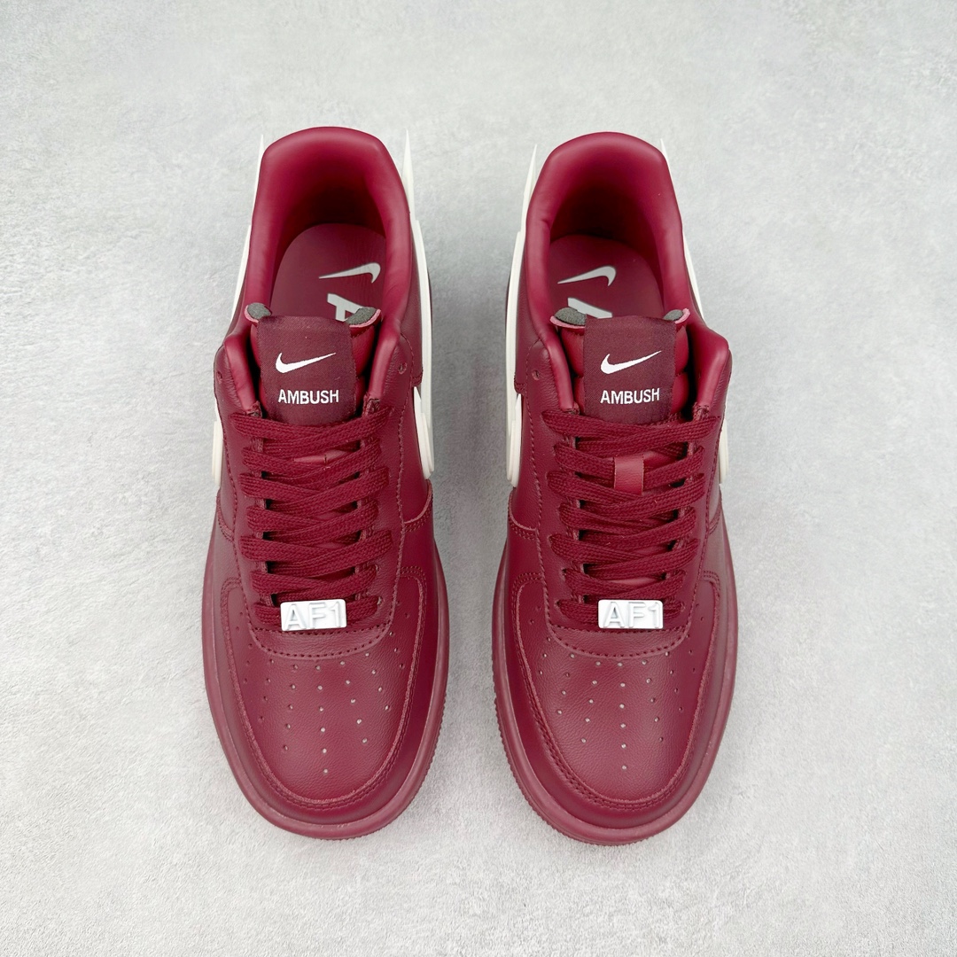 图片[2]-AMBUSH x NK Air Force 1 Low 空军一号宽底版系列低帮百搭休闲运动板鞋 联名大钩 DV3464-108 在 Yoon Ahn 的职权范围内 AMBUSH 已经确立了自己在日本街头服饰生态系统中的主要地位 同时通过 Air Adjust Force 和一系列 Dunks 的合作帮助 他们最近在美国的东亚印记显着扩大 预计将在这个假期首次亮相 该品牌现在将其人才带入 Air Force 1，这是这两个群体年轻的四年关系中的第一次 除了之前看到的“白/黑”AF1 后者的结构始终采用优质工具 鞋面采用高端滚纹皮革 而 AMBUSH 品牌的鞋跟夹和加长的摩托车尾管 Swooshes 为下面所示的包覆设计注入了个性 相对于标志性的“三重黑”美学 深黑色产品享有上述色调的完全色调处理 除了它的中足格纹和上鞋舌品牌 它用清爽的白色细节和镀铬杜布拉斯照亮了漆黑的整体 “皇家蓝”锚定了从鞋垫到第二套服装不间断鞋底单元的所有东西 而与上述相同的装饰 – 包括鞋跟标签 – 以名义上的黄色阴影结束 尺码：36 36.5 37.5 38 38.5 39 40 40.5 41 42 42.5 43 44 44.5 45-选品中心