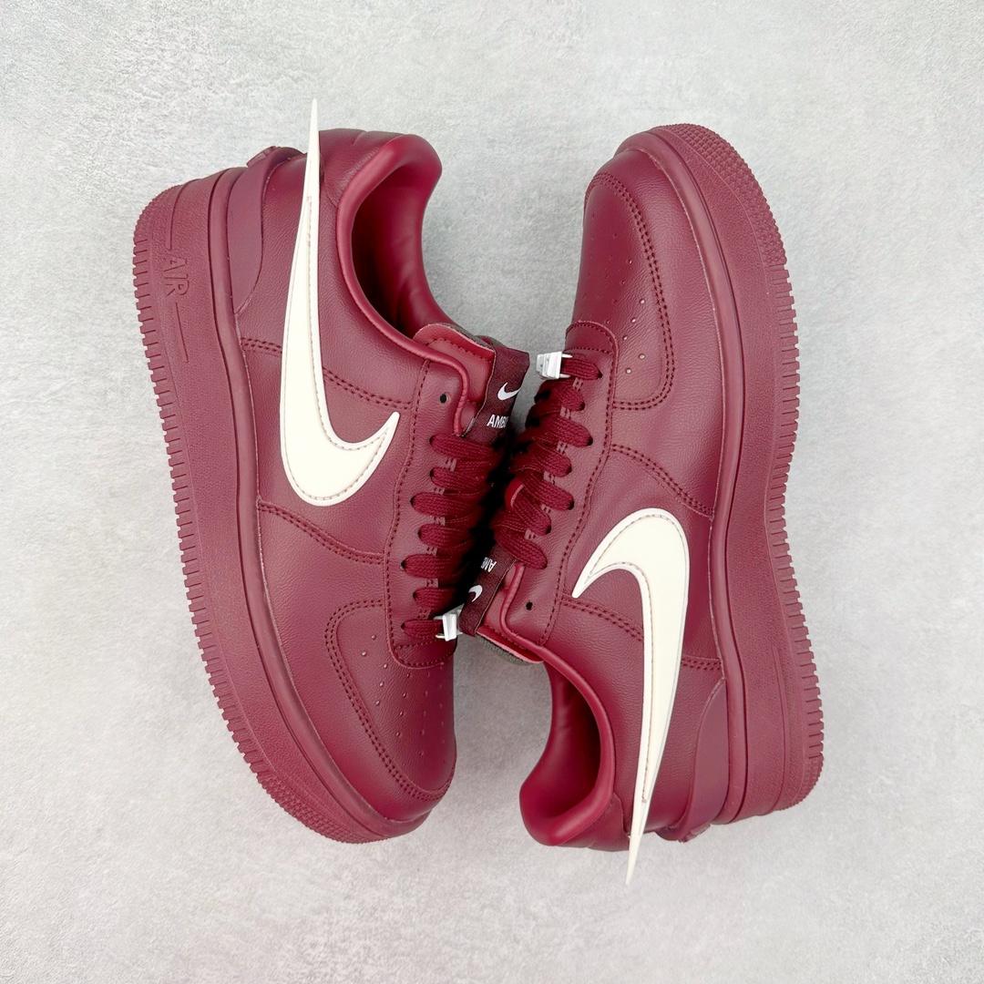 图片[3]-AMBUSH x NK Air Force 1 Low 空军一号宽底版系列低帮百搭休闲运动板鞋 联名大钩 DV3464-108 在 Yoon Ahn 的职权范围内 AMBUSH 已经确立了自己在日本街头服饰生态系统中的主要地位 同时通过 Air Adjust Force 和一系列 Dunks 的合作帮助 他们最近在美国的东亚印记显着扩大 预计将在这个假期首次亮相 该品牌现在将其人才带入 Air Force 1，这是这两个群体年轻的四年关系中的第一次 除了之前看到的“白/黑”AF1 后者的结构始终采用优质工具 鞋面采用高端滚纹皮革 而 AMBUSH 品牌的鞋跟夹和加长的摩托车尾管 Swooshes 为下面所示的包覆设计注入了个性 相对于标志性的“三重黑”美学 深黑色产品享有上述色调的完全色调处理 除了它的中足格纹和上鞋舌品牌 它用清爽的白色细节和镀铬杜布拉斯照亮了漆黑的整体 “皇家蓝”锚定了从鞋垫到第二套服装不间断鞋底单元的所有东西 而与上述相同的装饰 – 包括鞋跟标签 – 以名义上的黄色阴影结束 尺码：36 36.5 37.5 38 38.5 39 40 40.5 41 42 42.5 43 44 44.5 45-选品中心