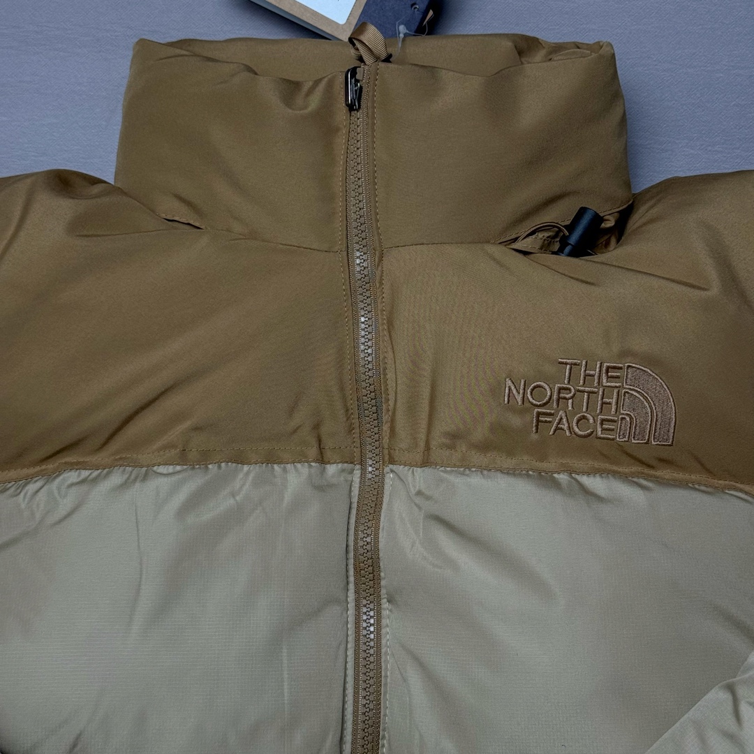 图片[7]-＃K版暖冬福利 全年售后 THE NORTH FACE 1996 Nuptse 北面经典拼色系列户外羽绒服 全程亲手操刀全程跟踪自主订单 纯正美版原版开发回避市场错误版型雷区 中高端提平台外贸客户首选版本 细节领先市场 专治各种艺术家臭毛病 超低售后率 万件现货 稳定供应 永不断码 独家定制特调绒区分市面低价棉服 充绒380克以上蓬松饱和度上手秒懂 辅料材料均独家定制区分市场粗材劣质 原版定制防水面料随意检测区分市场 全新定制主标NFC 可随意自主手机检测 尺码：XS-XXL 黑色有3XL 粉色XS-XL-选品中心