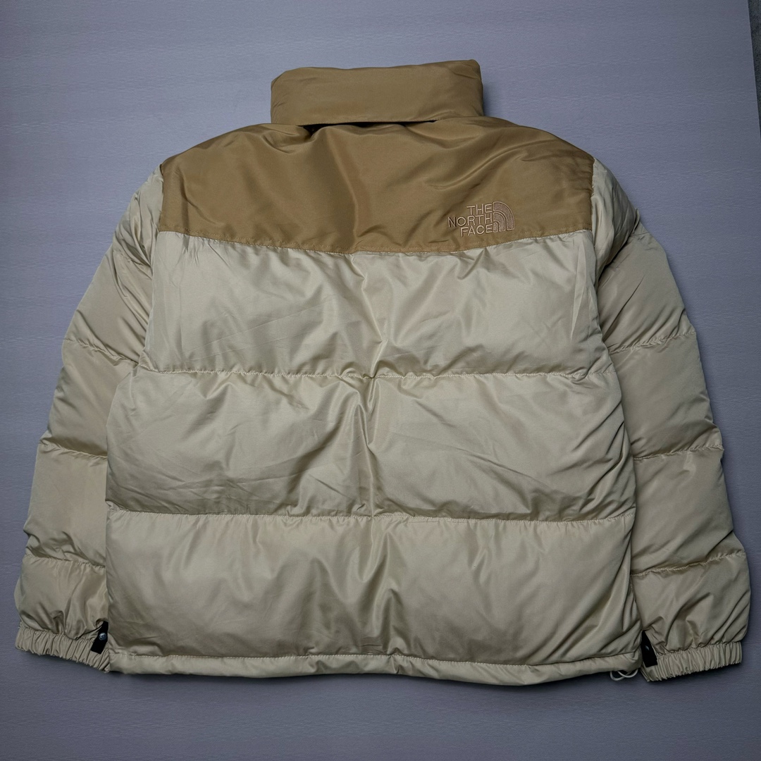 图片[2]-＃K版暖冬福利 全年售后 THE NORTH FACE 1996 Nuptse 北面经典拼色系列户外羽绒服 全程亲手操刀全程跟踪自主订单 纯正美版原版开发回避市场错误版型雷区 中高端提平台外贸客户首选版本 细节领先市场 专治各种艺术家臭毛病 超低售后率 万件现货 稳定供应 永不断码 独家定制特调绒区分市面低价棉服 充绒380克以上蓬松饱和度上手秒懂 辅料材料均独家定制区分市场粗材劣质 原版定制防水面料随意检测区分市场 全新定制主标NFC 可随意自主手机检测 尺码：XS-XXL 黑色有3XL 粉色XS-XL-选品中心