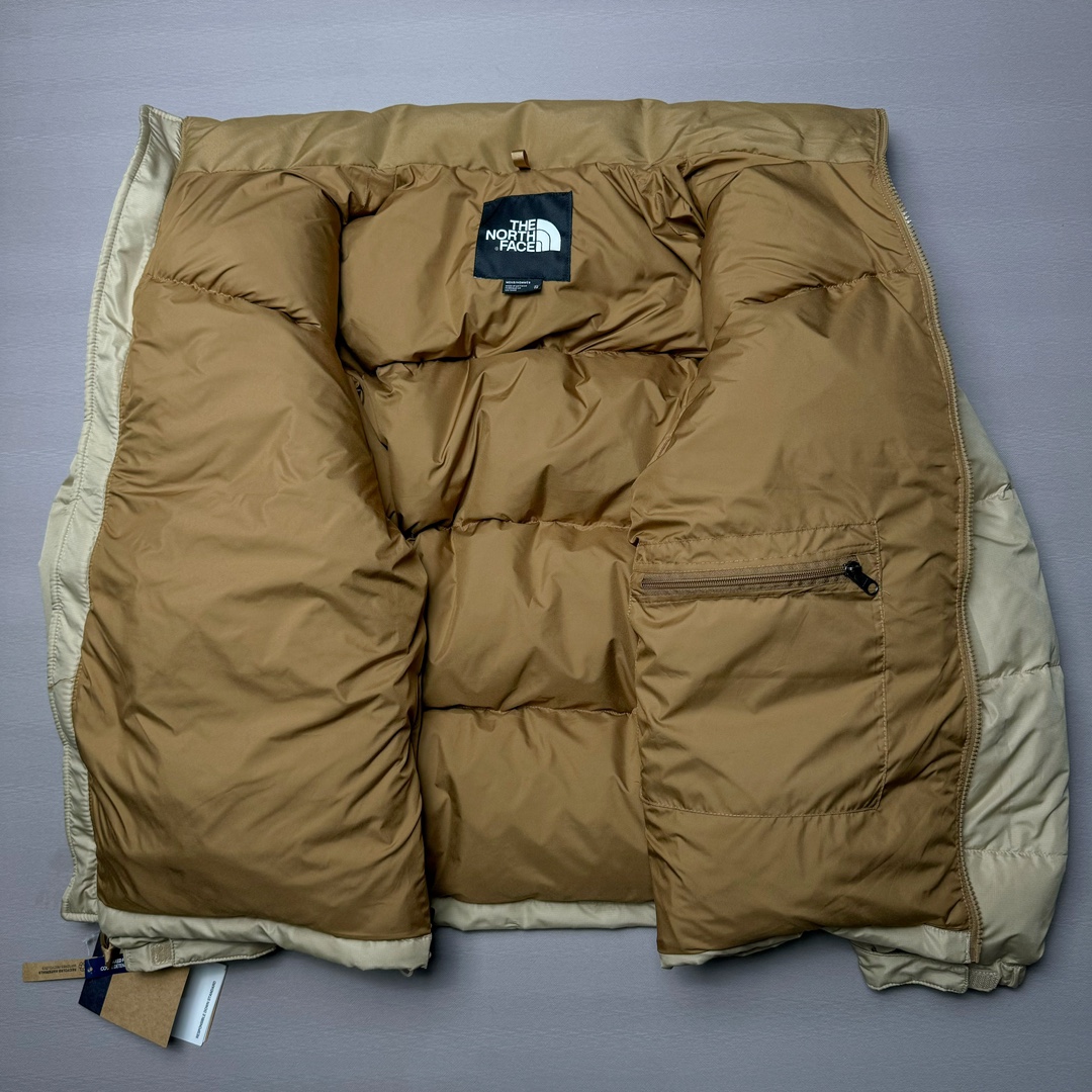 图片[3]-＃K版暖冬福利 全年售后 THE NORTH FACE 1996 Nuptse 北面经典拼色系列户外羽绒服 全程亲手操刀全程跟踪自主订单 纯正美版原版开发回避市场错误版型雷区 中高端提平台外贸客户首选版本 细节领先市场 专治各种艺术家臭毛病 超低售后率 万件现货 稳定供应 永不断码 独家定制特调绒区分市面低价棉服 充绒380克以上蓬松饱和度上手秒懂 辅料材料均独家定制区分市场粗材劣质 原版定制防水面料随意检测区分市场 全新定制主标NFC 可随意自主手机检测 尺码：XS-XXL 黑色有3XL 粉色XS-XL-选品中心