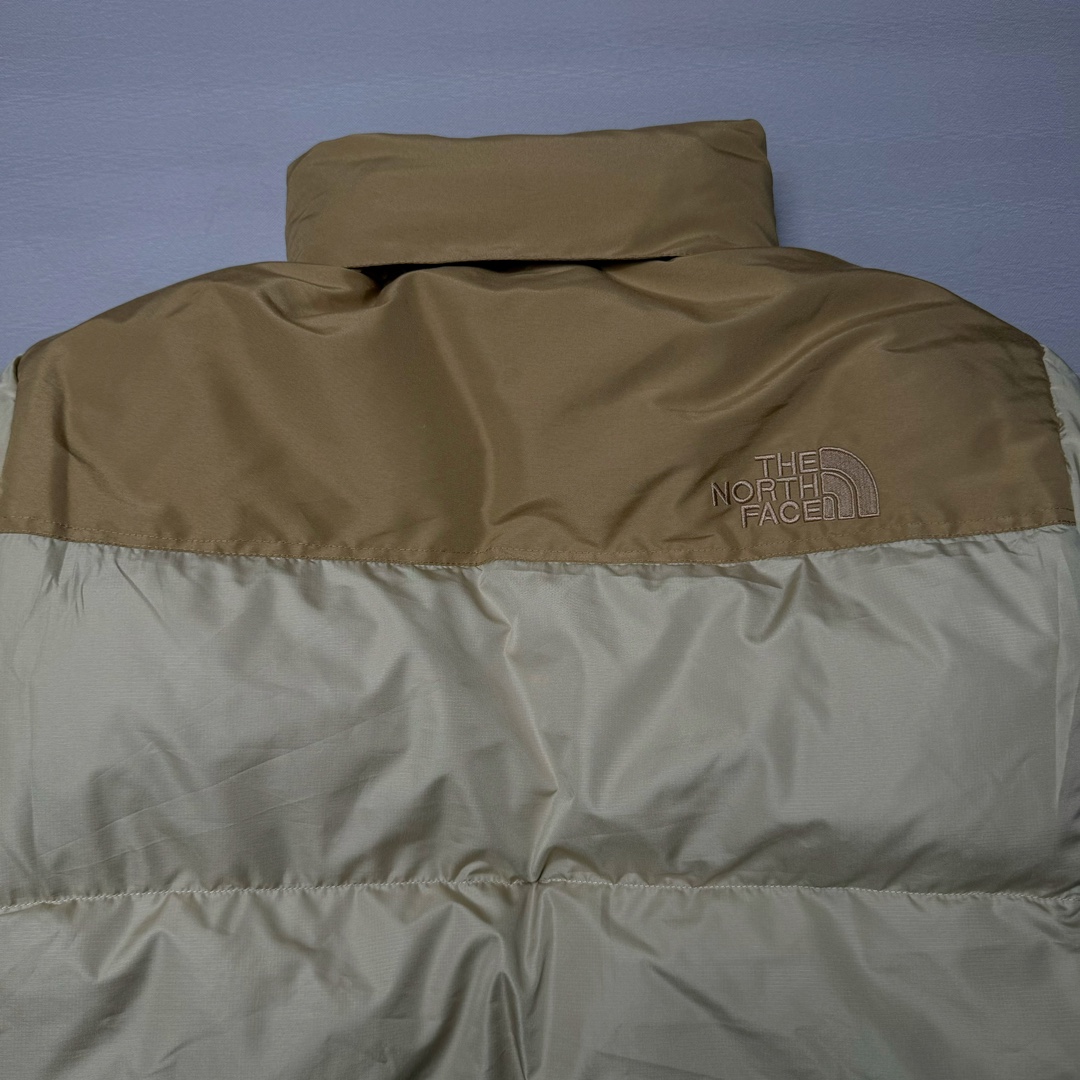 图片[4]-＃K版暖冬福利 全年售后 THE NORTH FACE 1996 Nuptse 北面经典拼色系列户外羽绒服 全程亲手操刀全程跟踪自主订单 纯正美版原版开发回避市场错误版型雷区 中高端提平台外贸客户首选版本 细节领先市场 专治各种艺术家臭毛病 超低售后率 万件现货 稳定供应 永不断码 独家定制特调绒区分市面低价棉服 充绒380克以上蓬松饱和度上手秒懂 辅料材料均独家定制区分市场粗材劣质 原版定制防水面料随意检测区分市场 全新定制主标NFC 可随意自主手机检测 尺码：XS-XXL 黑色有3XL 粉色XS-XL-选品中心