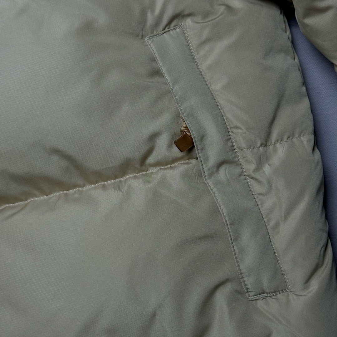 图片[9]-＃K版暖冬福利 全年售后 THE NORTH FACE 1996 Nuptse 北面经典拼色系列户外羽绒服 全程亲手操刀全程跟踪自主订单 纯正美版原版开发回避市场错误版型雷区 中高端提平台外贸客户首选版本 细节领先市场 专治各种艺术家臭毛病 超低售后率 万件现货 稳定供应 永不断码 独家定制特调绒区分市面低价棉服 充绒380克以上蓬松饱和度上手秒懂 辅料材料均独家定制区分市场粗材劣质 原版定制防水面料随意检测区分市场 全新定制主标NFC 可随意自主手机检测 尺码：XS-XXL 黑色有3XL 粉色XS-XL-选品中心