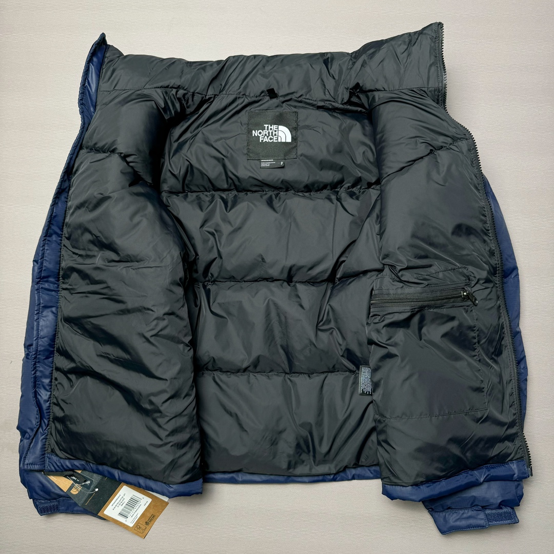 图片[3]-＃K版暖冬福利 全年售后 THE NORTH FACE 1996 Nuptse 北面经典拼色系列户外羽绒服 全程亲手操刀全程跟踪自主订单 纯正美版原版开发回避市场错误版型雷区 中高端提平台外贸客户首选版本 细节领先市场 专治各种艺术家臭毛病 超低售后率 万件现货 稳定供应 永不断码 独家定制特调绒区分市面低价棉服 充绒380克以上蓬松饱和度上手秒懂 辅料材料均独家定制区分市场粗材劣质 原版定制防水面料随意检测区分市场 全新定制主标NFC 可随意自主手机检测 尺码：XS-XXL 黑色有3XL 粉色XS-XL-选品中心