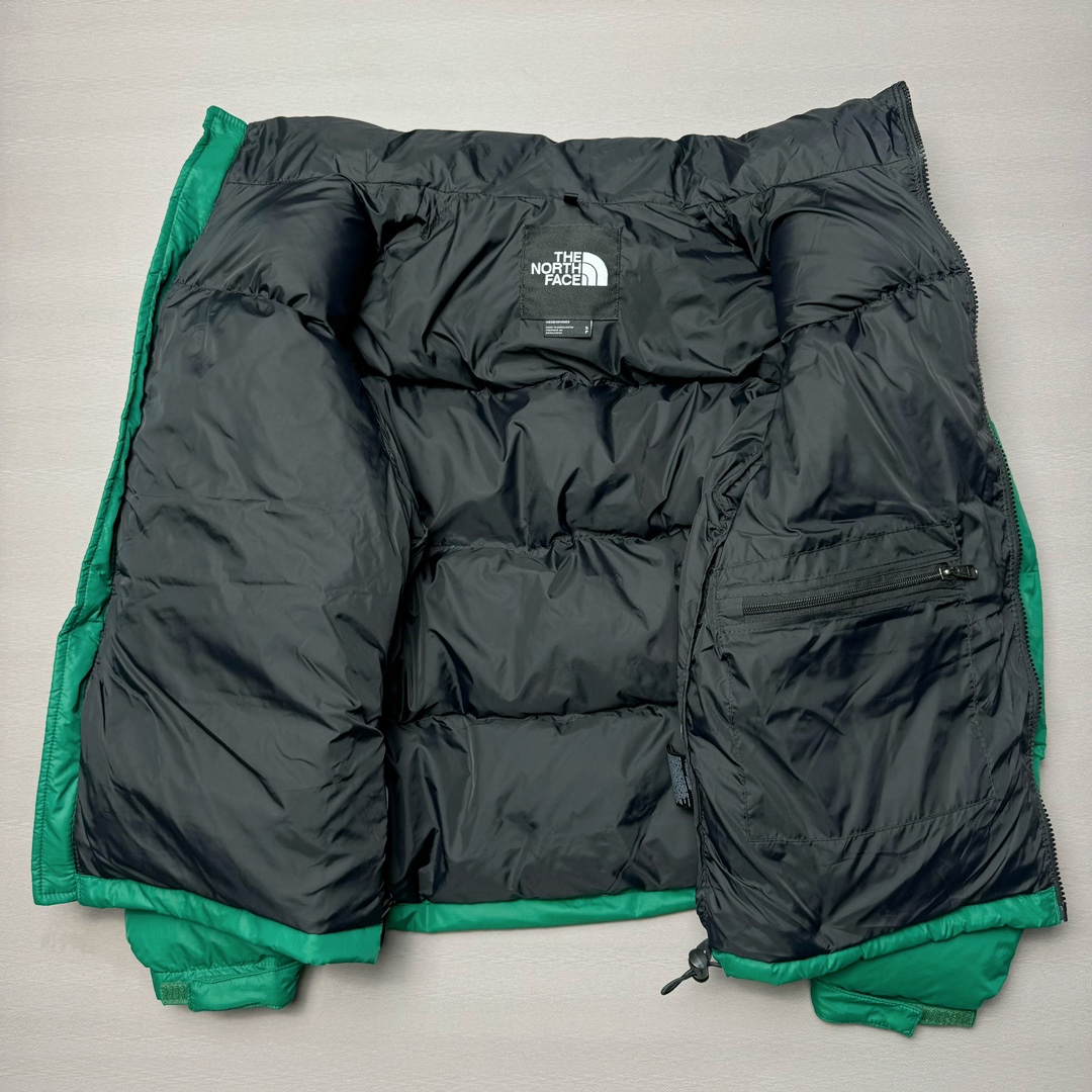 图片[3]-＃K版暖冬福利 全年售后 THE NORTH FACE 1996 Nuptse 北面经典拼色系列户外羽绒服 全程亲手操刀全程跟踪自主订单 纯正美版原版开发回避市场错误版型雷区 中高端提平台外贸客户首选版本 细节领先市场 专治各种艺术家臭毛病 超低售后率 万件现货 稳定供应 永不断码 独家定制特调绒区分市面低价棉服 充绒380克以上蓬松饱和度上手秒懂 辅料材料均独家定制区分市场粗材劣质 原版定制防水面料随意检测区分市场 全新定制主标NFC 可随意自主手机检测 尺码：XS-XXL 黑色有3XL 粉色XS-XL-选品中心