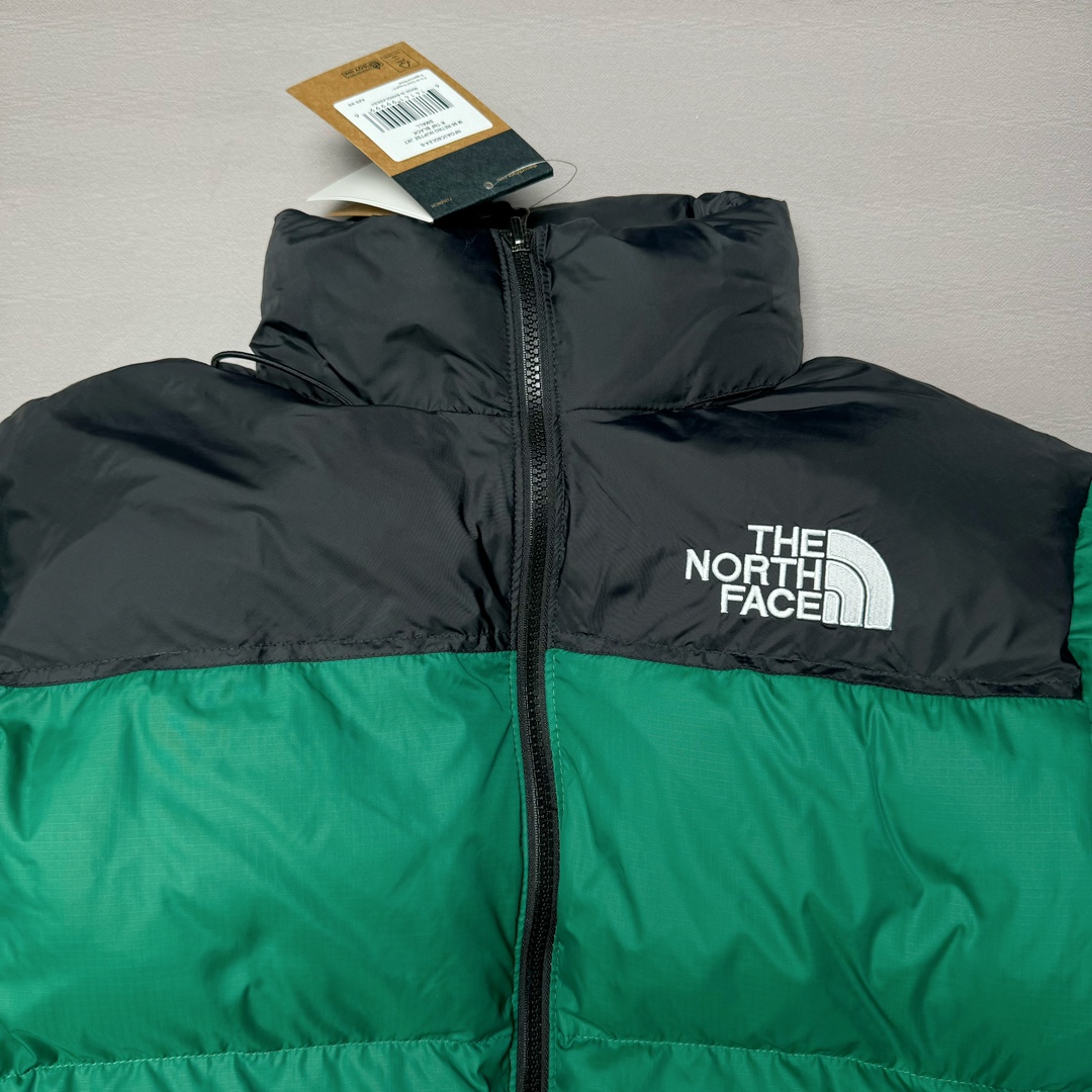 图片[4]-＃K版暖冬福利 全年售后 THE NORTH FACE 1996 Nuptse 北面经典拼色系列户外羽绒服 全程亲手操刀全程跟踪自主订单 纯正美版原版开发回避市场错误版型雷区 中高端提平台外贸客户首选版本 细节领先市场 专治各种艺术家臭毛病 超低售后率 万件现货 稳定供应 永不断码 独家定制特调绒区分市面低价棉服 充绒380克以上蓬松饱和度上手秒懂 辅料材料均独家定制区分市场粗材劣质 原版定制防水面料随意检测区分市场 全新定制主标NFC 可随意自主手机检测 尺码：XS-XXL 黑色有3XL 粉色XS-XL-选品中心
