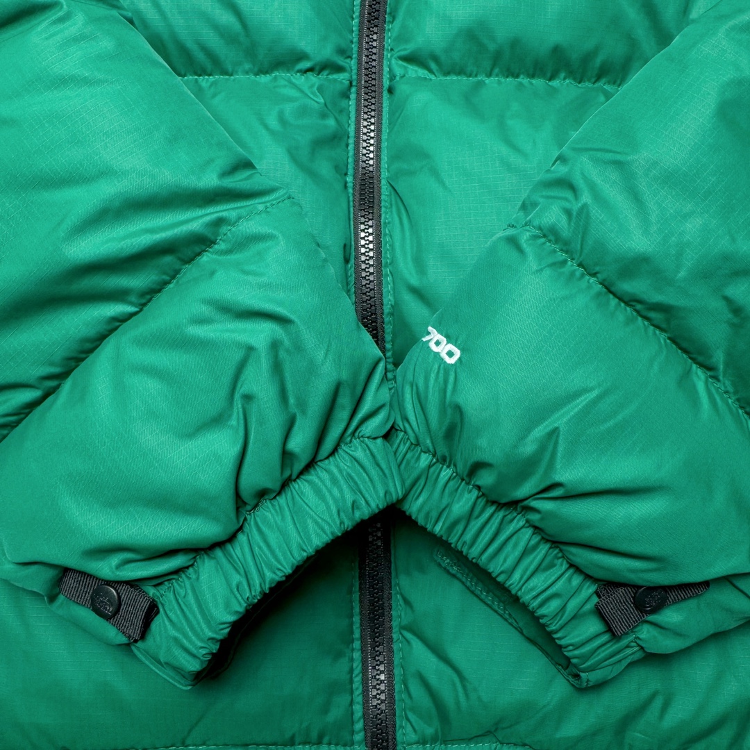 图片[6]-＃K版暖冬福利 全年售后 THE NORTH FACE 1996 Nuptse 北面经典拼色系列户外羽绒服 全程亲手操刀全程跟踪自主订单 纯正美版原版开发回避市场错误版型雷区 中高端提平台外贸客户首选版本 细节领先市场 专治各种艺术家臭毛病 超低售后率 万件现货 稳定供应 永不断码 独家定制特调绒区分市面低价棉服 充绒380克以上蓬松饱和度上手秒懂 辅料材料均独家定制区分市场粗材劣质 原版定制防水面料随意检测区分市场 全新定制主标NFC 可随意自主手机检测 尺码：XS-XXL 黑色有3XL 粉色XS-XL-选品中心