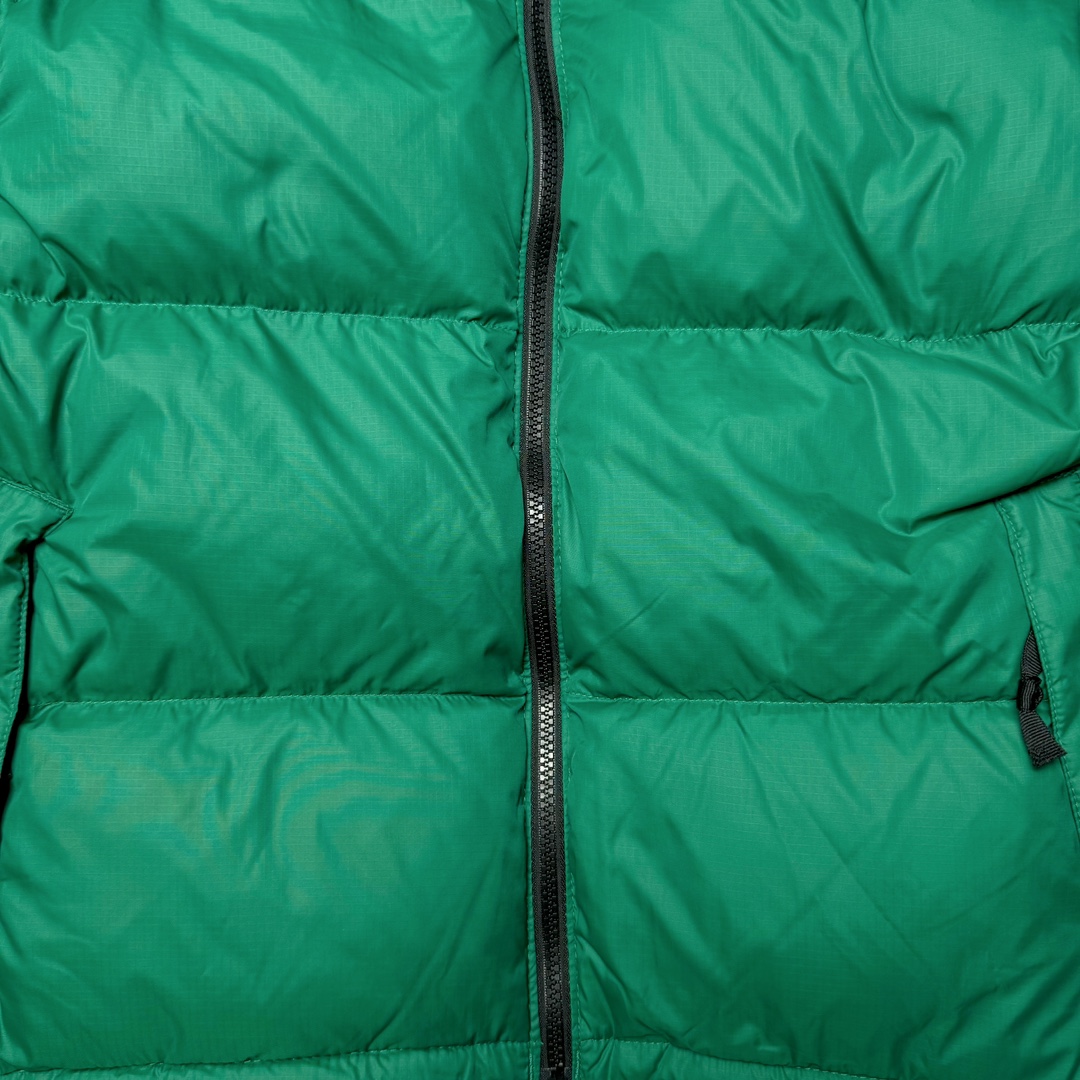 图片[5]-＃K版暖冬福利 全年售后 THE NORTH FACE 1996 Nuptse 北面经典拼色系列户外羽绒服 全程亲手操刀全程跟踪自主订单 纯正美版原版开发回避市场错误版型雷区 中高端提平台外贸客户首选版本 细节领先市场 专治各种艺术家臭毛病 超低售后率 万件现货 稳定供应 永不断码 独家定制特调绒区分市面低价棉服 充绒380克以上蓬松饱和度上手秒懂 辅料材料均独家定制区分市场粗材劣质 原版定制防水面料随意检测区分市场 全新定制主标NFC 可随意自主手机检测 尺码：XS-XXL 黑色有3XL 粉色XS-XL-选品中心