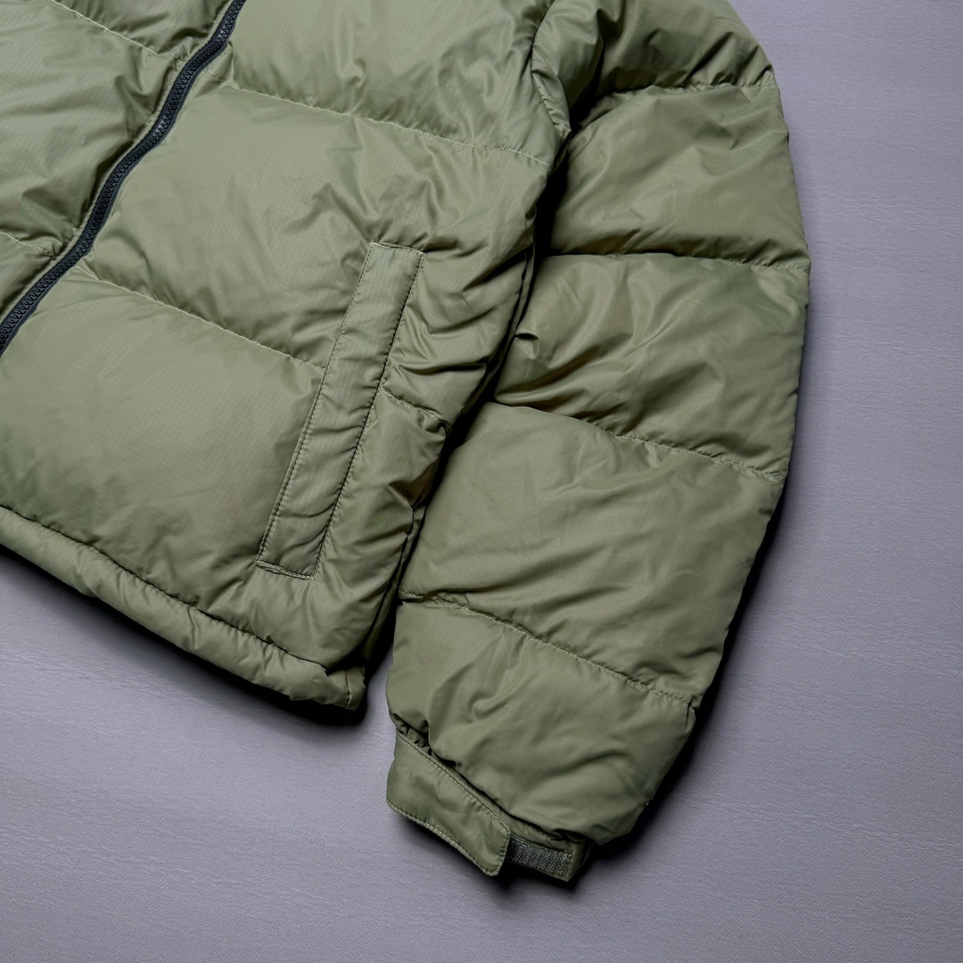 图片[7]-＃K版暖冬福利 全年售后 THE NORTH FACE 1996 Nuptse 北面经典拼色系列户外羽绒服 全程亲手操刀全程跟踪自主订单 纯正美版原版开发回避市场错误版型雷区 中高端提平台外贸客户首选版本 细节领先市场 专治各种艺术家臭毛病 超低售后率 万件现货 稳定供应 永不断码 独家定制特调绒区分市面低价棉服 充绒380克以上蓬松饱和度上手秒懂 辅料材料均独家定制区分市场粗材劣质 原版定制防水面料随意检测区分市场 全新定制主标NFC 可随意自主手机检测 尺码：XS-XXL 黑色有3XL 粉色XS-XL-选品中心