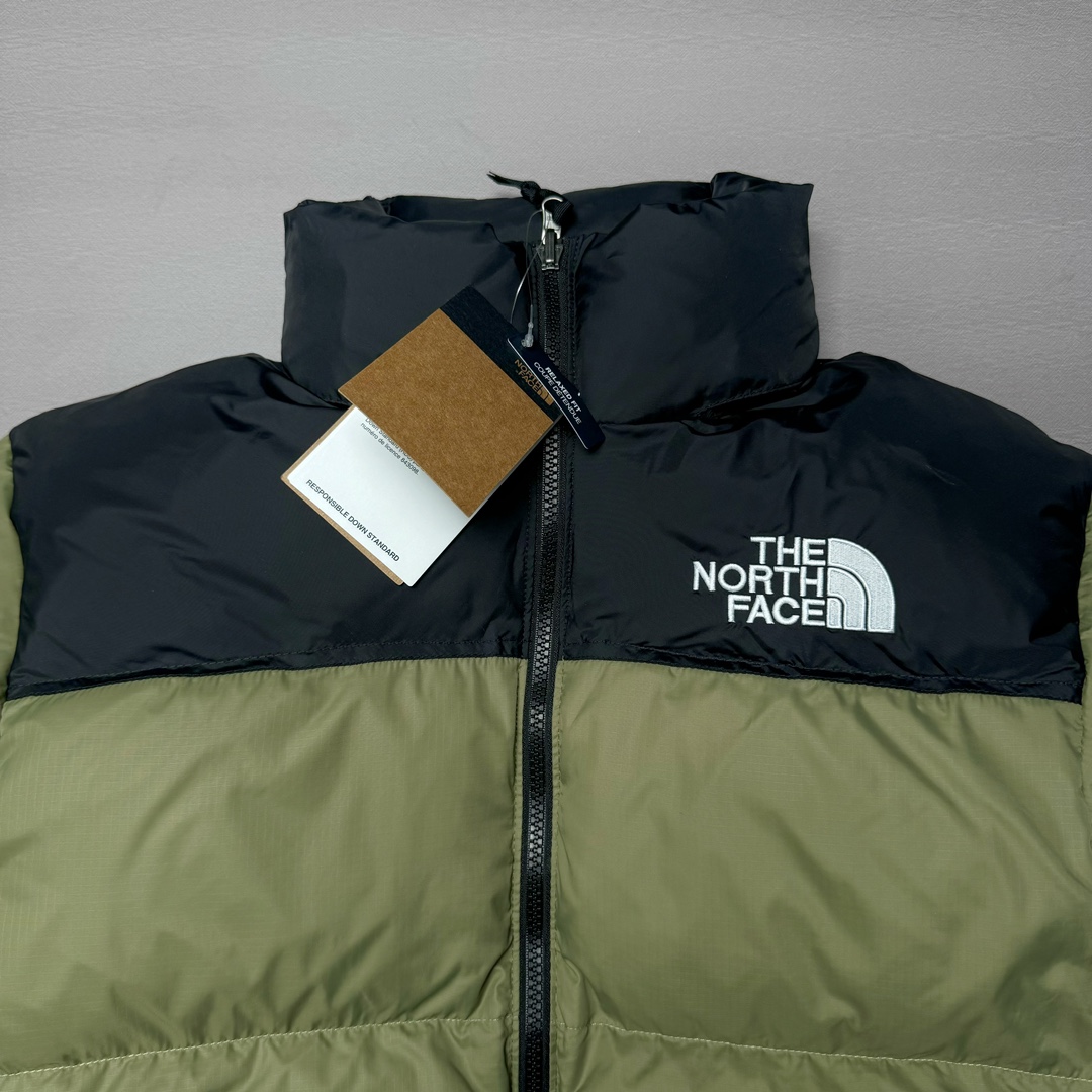 图片[4]-＃K版暖冬福利 全年售后 THE NORTH FACE 1996 Nuptse 北面经典拼色系列户外羽绒服 全程亲手操刀全程跟踪自主订单 纯正美版原版开发回避市场错误版型雷区 中高端提平台外贸客户首选版本 细节领先市场 专治各种艺术家臭毛病 超低售后率 万件现货 稳定供应 永不断码 独家定制特调绒区分市面低价棉服 充绒380克以上蓬松饱和度上手秒懂 辅料材料均独家定制区分市场粗材劣质 原版定制防水面料随意检测区分市场 全新定制主标NFC 可随意自主手机检测 尺码：XS-XXL 黑色有3XL 粉色XS-XL-选品中心