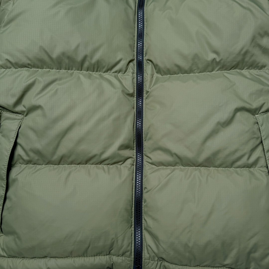 图片[9]-＃K版暖冬福利 全年售后 THE NORTH FACE 1996 Nuptse 北面经典拼色系列户外羽绒服 全程亲手操刀全程跟踪自主订单 纯正美版原版开发回避市场错误版型雷区 中高端提平台外贸客户首选版本 细节领先市场 专治各种艺术家臭毛病 超低售后率 万件现货 稳定供应 永不断码 独家定制特调绒区分市面低价棉服 充绒380克以上蓬松饱和度上手秒懂 辅料材料均独家定制区分市场粗材劣质 原版定制防水面料随意检测区分市场 全新定制主标NFC 可随意自主手机检测 尺码：XS-XXL 黑色有3XL 粉色XS-XL-选品中心