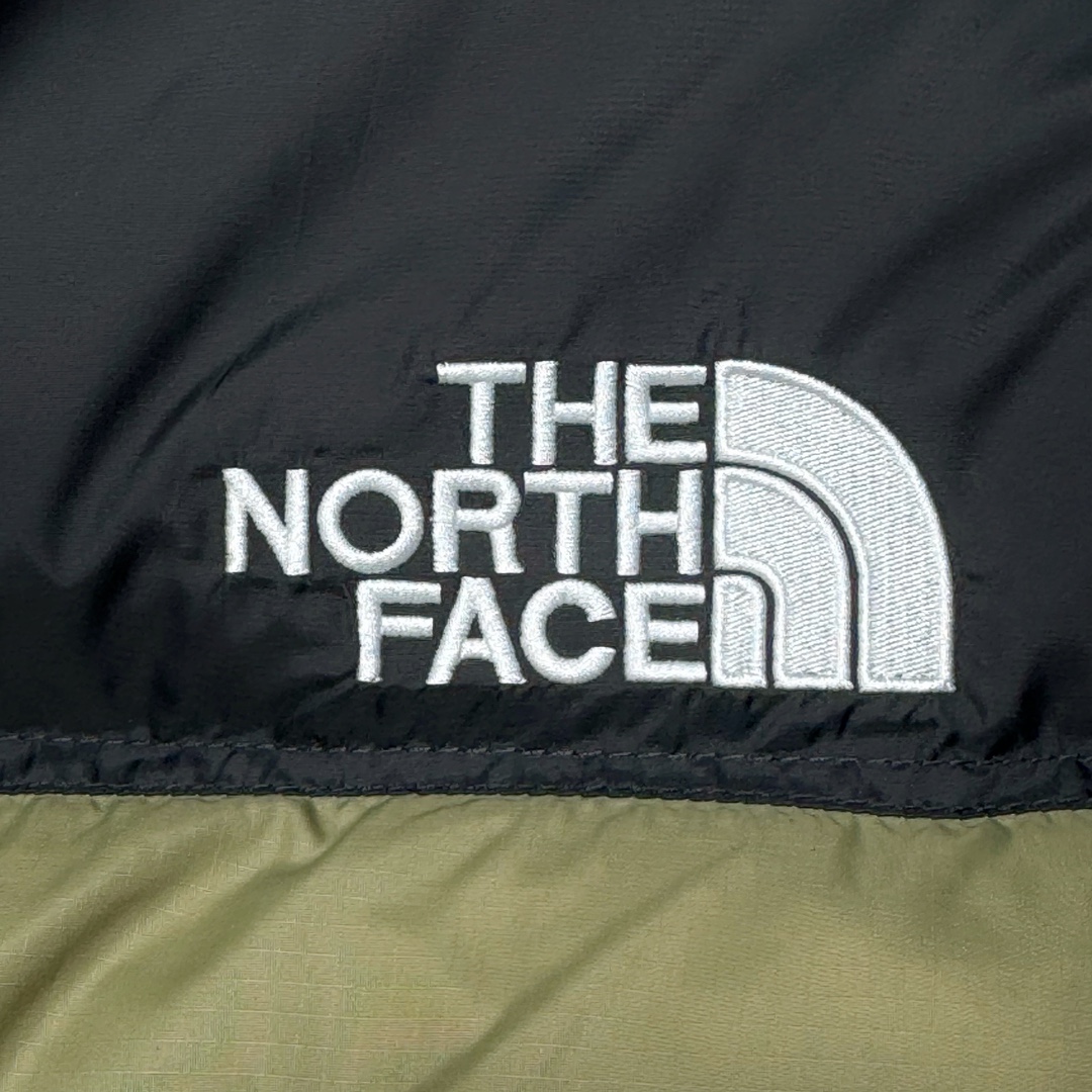图片[5]-＃K版暖冬福利 全年售后 THE NORTH FACE 1996 Nuptse 北面经典拼色系列户外羽绒服 全程亲手操刀全程跟踪自主订单 纯正美版原版开发回避市场错误版型雷区 中高端提平台外贸客户首选版本 细节领先市场 专治各种艺术家臭毛病 超低售后率 万件现货 稳定供应 永不断码 独家定制特调绒区分市面低价棉服 充绒380克以上蓬松饱和度上手秒懂 辅料材料均独家定制区分市场粗材劣质 原版定制防水面料随意检测区分市场 全新定制主标NFC 可随意自主手机检测 尺码：XS-XXL 黑色有3XL 粉色XS-XL-选品中心