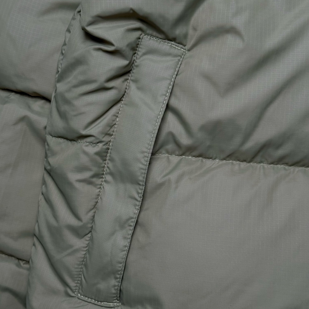 图片[8]-＃K版暖冬福利 全年售后 THE NORTH FACE 1996 Nuptse 北面经典拼色系列户外羽绒服 全程亲手操刀全程跟踪自主订单 纯正美版原版开发回避市场错误版型雷区 中高端提平台外贸客户首选版本 细节领先市场 专治各种艺术家臭毛病 超低售后率 万件现货 稳定供应 永不断码 独家定制特调绒区分市面低价棉服 充绒380克以上蓬松饱和度上手秒懂 辅料材料均独家定制区分市场粗材劣质 原版定制防水面料随意检测区分市场 全新定制主标NFC 可随意自主手机检测 尺码：XS-XXL 黑色有3XL 粉色XS-XL-选品中心