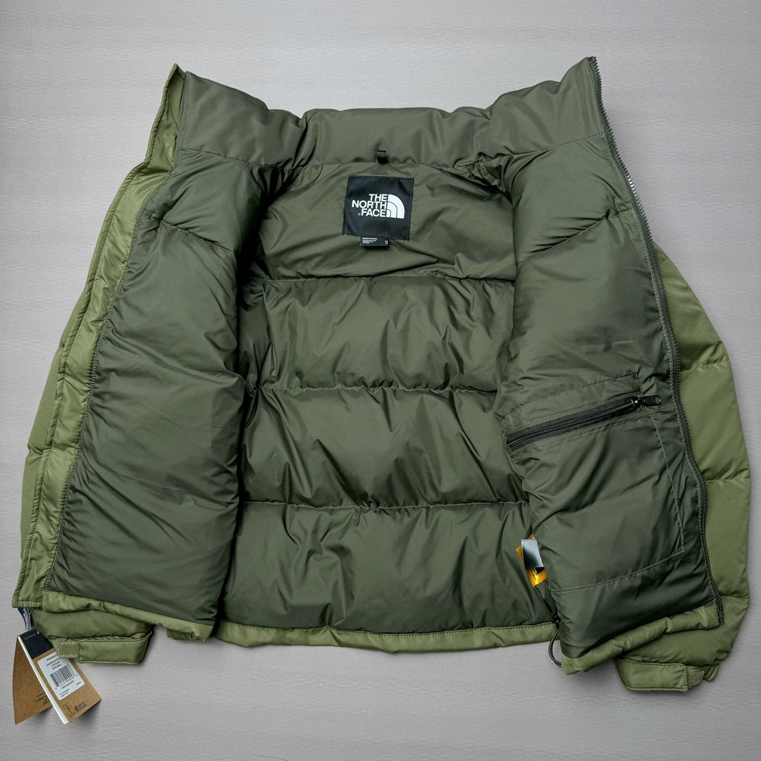 图片[3]-＃K版暖冬福利 全年售后 THE NORTH FACE 1996 Nuptse 北面经典拼色系列户外羽绒服 全程亲手操刀全程跟踪自主订单 纯正美版原版开发回避市场错误版型雷区 中高端提平台外贸客户首选版本 细节领先市场 专治各种艺术家臭毛病 超低售后率 万件现货 稳定供应 永不断码 独家定制特调绒区分市面低价棉服 充绒380克以上蓬松饱和度上手秒懂 辅料材料均独家定制区分市场粗材劣质 原版定制防水面料随意检测区分市场 全新定制主标NFC 可随意自主手机检测 尺码：XS-XXL 黑色有3XL 粉色XS-XL-选品中心