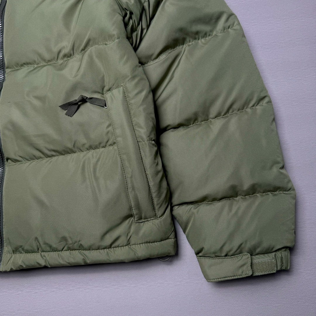 图片[9]-＃K版暖冬福利 全年售后 THE NORTH FACE 1996 Nuptse 北面经典拼色系列户外羽绒服 全程亲手操刀全程跟踪自主订单 纯正美版原版开发回避市场错误版型雷区 中高端提平台外贸客户首选版本 细节领先市场 专治各种艺术家臭毛病 超低售后率 万件现货 稳定供应 永不断码 独家定制特调绒区分市面低价棉服 充绒380克以上蓬松饱和度上手秒懂 辅料材料均独家定制区分市场粗材劣质 原版定制防水面料随意检测区分市场 全新定制主标NFC 可随意自主手机检测 尺码：XS-XXL 黑色有3XL 粉色XS-XL-选品中心
