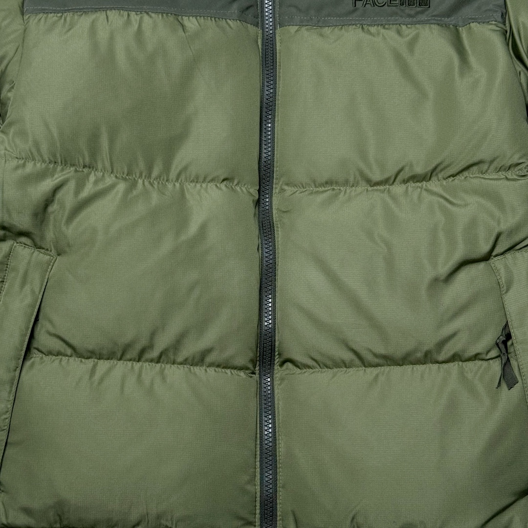 图片[7]-＃K版暖冬福利 全年售后 THE NORTH FACE 1996 Nuptse 北面经典拼色系列户外羽绒服 全程亲手操刀全程跟踪自主订单 纯正美版原版开发回避市场错误版型雷区 中高端提平台外贸客户首选版本 细节领先市场 专治各种艺术家臭毛病 超低售后率 万件现货 稳定供应 永不断码 独家定制特调绒区分市面低价棉服 充绒380克以上蓬松饱和度上手秒懂 辅料材料均独家定制区分市场粗材劣质 原版定制防水面料随意检测区分市场 全新定制主标NFC 可随意自主手机检测 尺码：XS-XXL 黑色有3XL 粉色XS-XL-选品中心