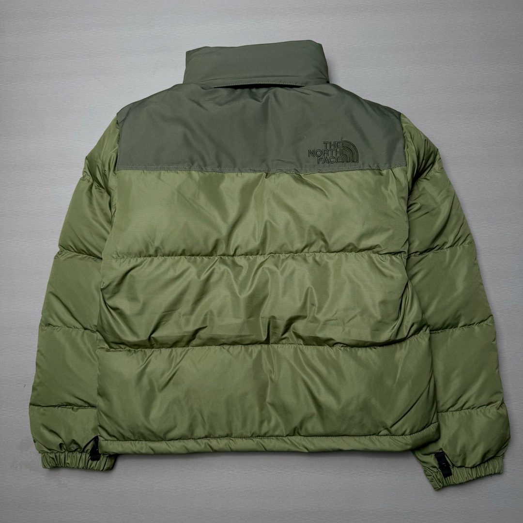 图片[2]-＃K版暖冬福利 全年售后 THE NORTH FACE 1996 Nuptse 北面经典拼色系列户外羽绒服 全程亲手操刀全程跟踪自主订单 纯正美版原版开发回避市场错误版型雷区 中高端提平台外贸客户首选版本 细节领先市场 专治各种艺术家臭毛病 超低售后率 万件现货 稳定供应 永不断码 独家定制特调绒区分市面低价棉服 充绒380克以上蓬松饱和度上手秒懂 辅料材料均独家定制区分市场粗材劣质 原版定制防水面料随意检测区分市场 全新定制主标NFC 可随意自主手机检测 尺码：XS-XXL 黑色有3XL 粉色XS-XL-选品中心